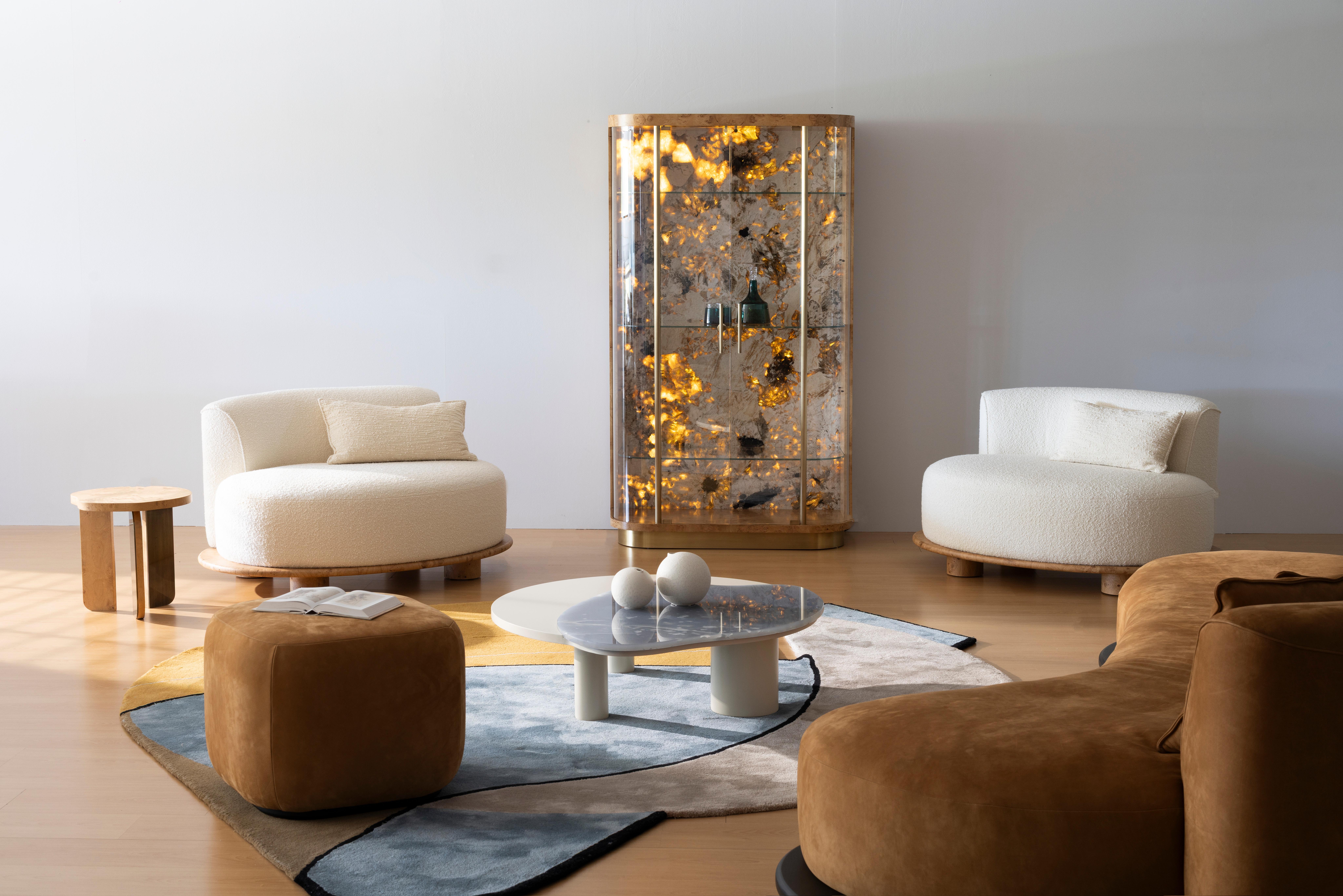 Fauteuil Galapinhos, Collection Contemporary, Fabriqué à la main au Portugal - Europe par Greenapple.

La chaise longue Galapinhos apporte l'essence de la nature à l'intérieur, inspirée par la beauté intacte de la plage de Galapinhos. Tapissée d'un