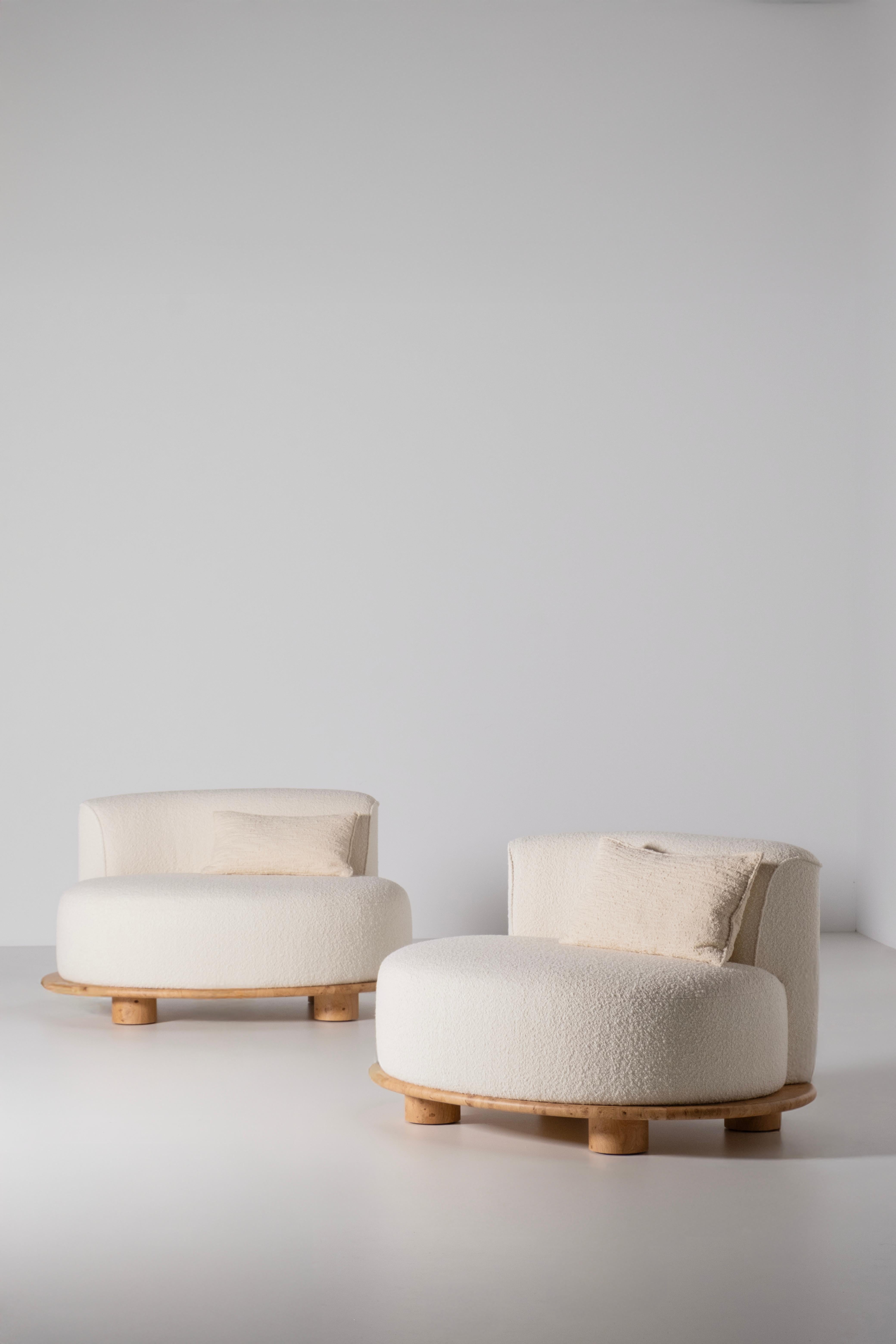 Mid-Century Modern Fauteuil contemporain Galapinhos, racine de chêne, coton beige, fait main par Greenapple en vente