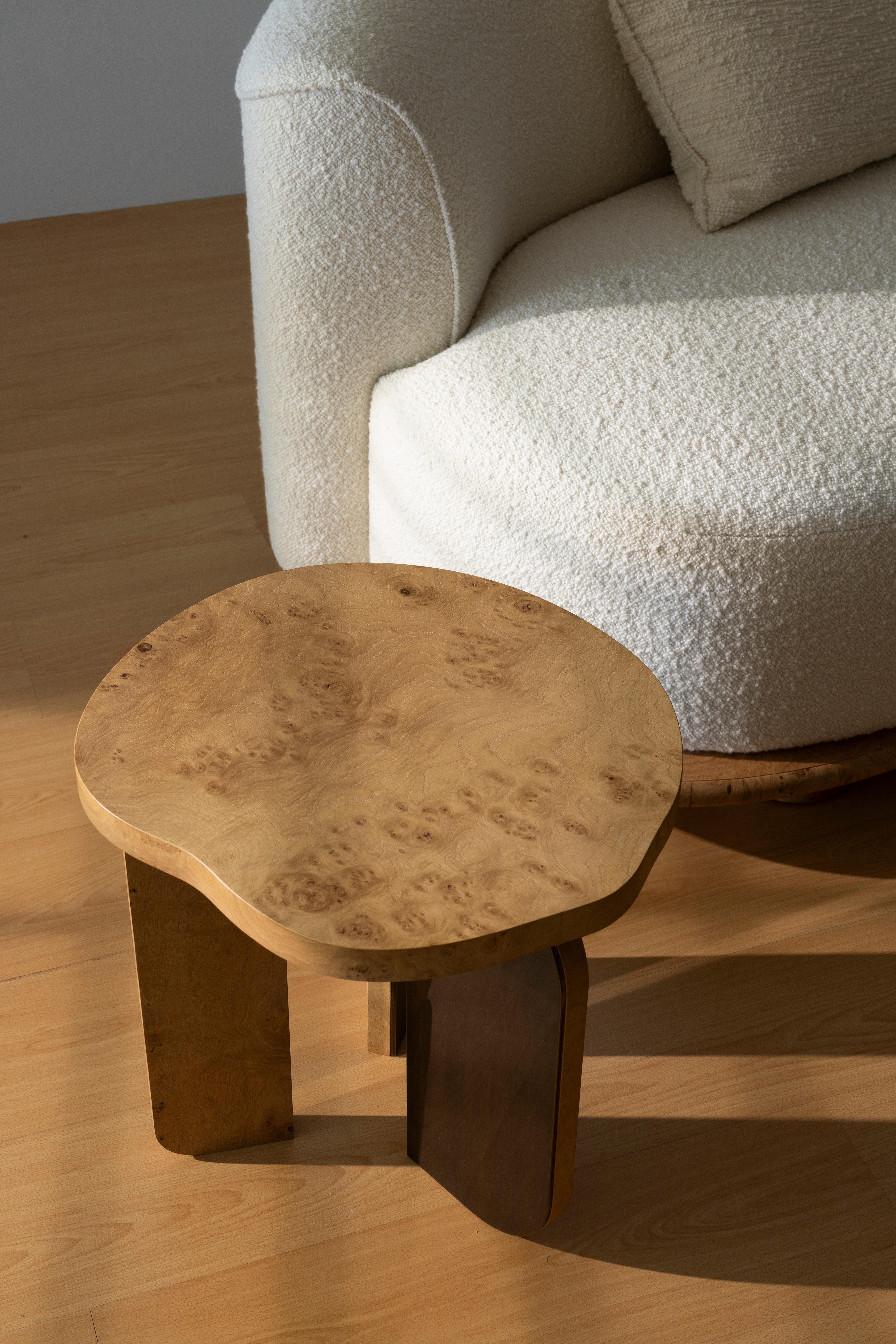 Fait main Fauteuil contemporain Galapinhos, racine de chêne, coton beige, fait main par Greenapple en vente