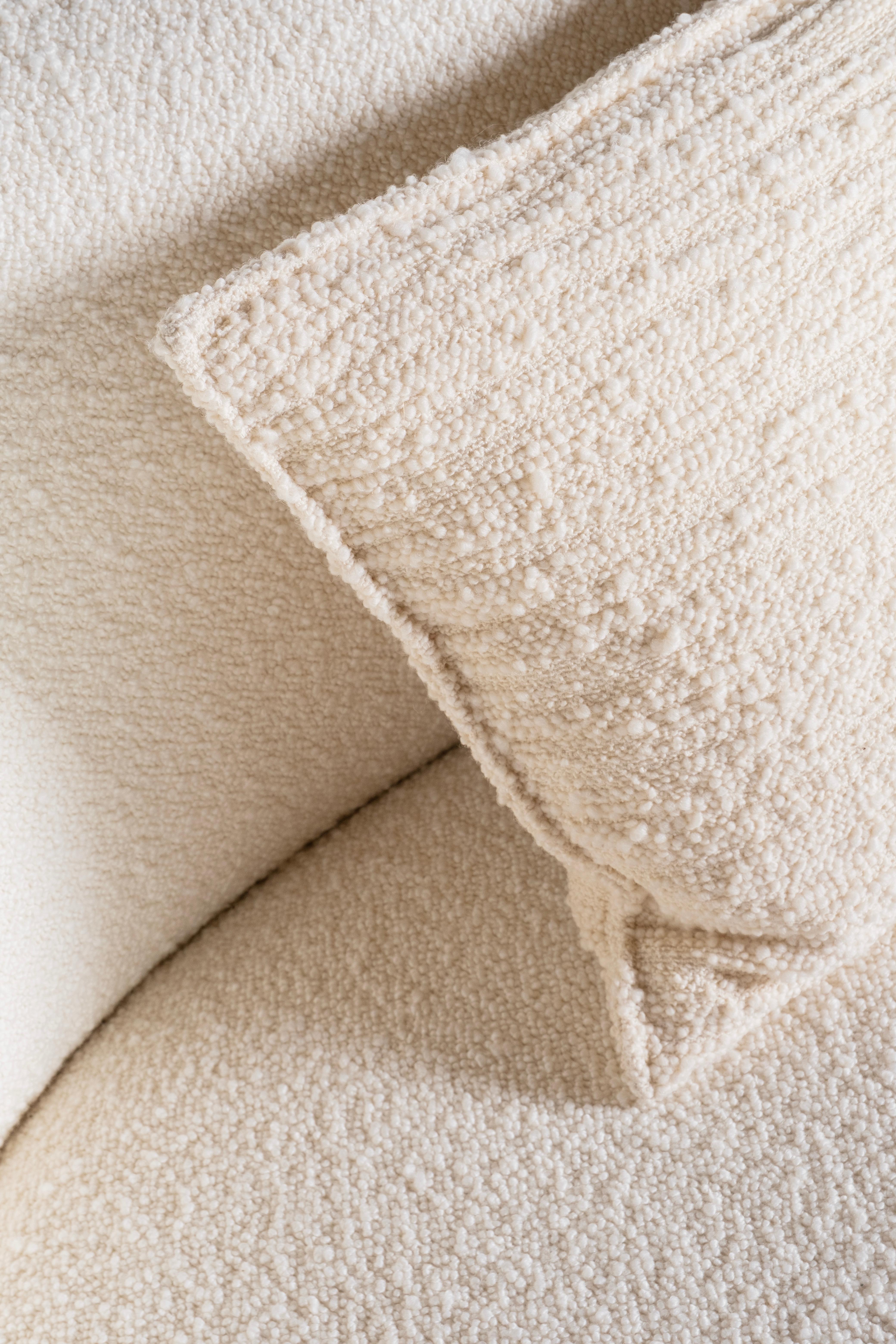 Cuir Fauteuil contemporain Galapinhos, racine de chêne, coton beige, fait main par Greenapple en vente