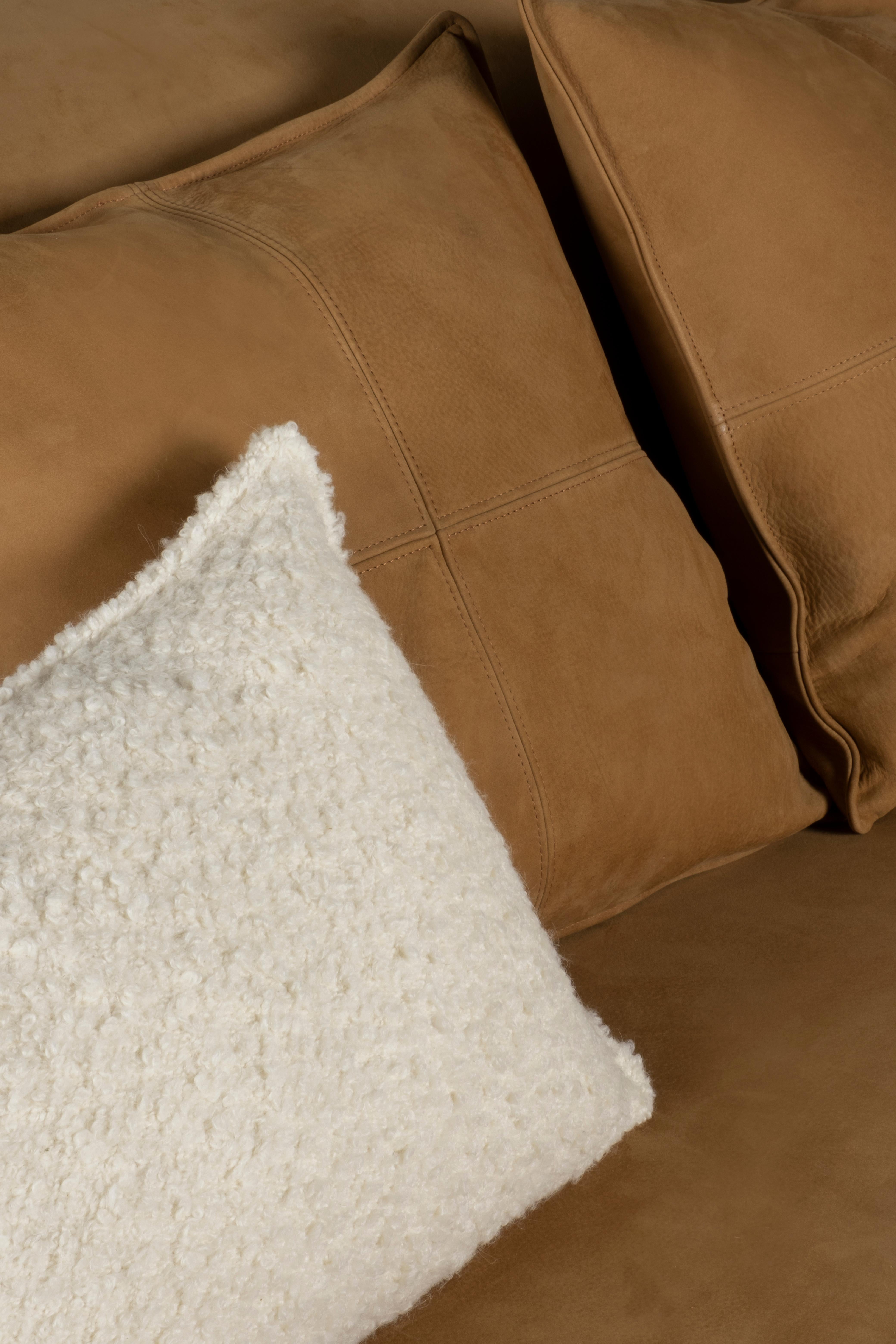 Cuir Canapé contemporain Galapinhos, cuir nubuck, fait main au Portugal Greenapple en vente