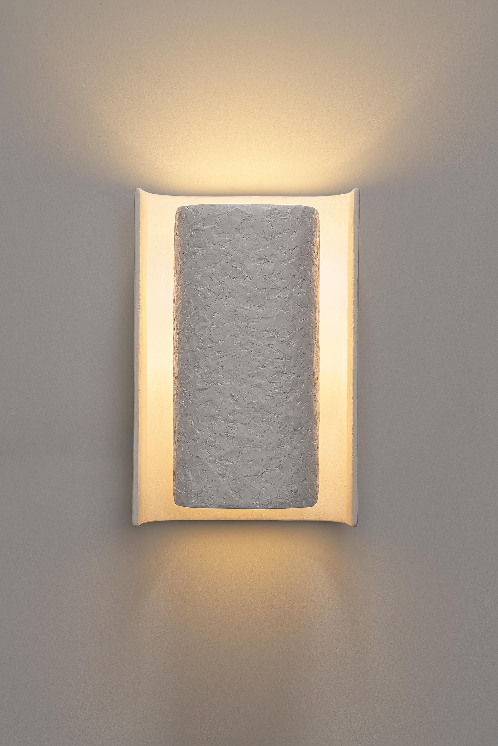 Contemporary “Galba III” Wall Sconce in White Plaster with Knifed Finish (Deutsch) im Angebot