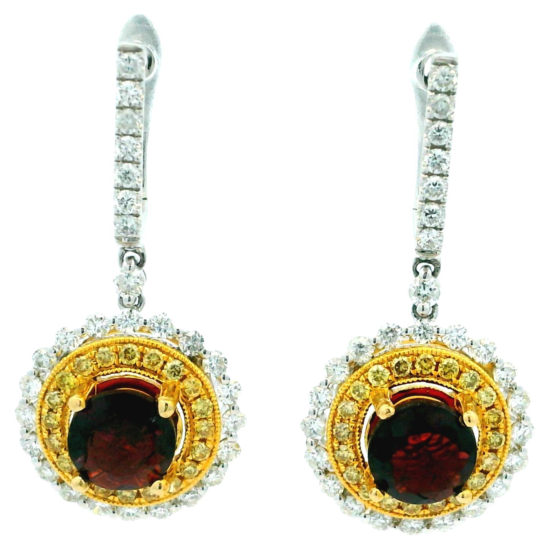 Orecchini a goccia bicolore con granato e diamanti in stile contemporaneo  Oro bianco e giallo 14K