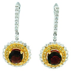 Orecchini a goccia bicolore con granato e diamanti in stile contemporaneo  Oro bianco e giallo 14K