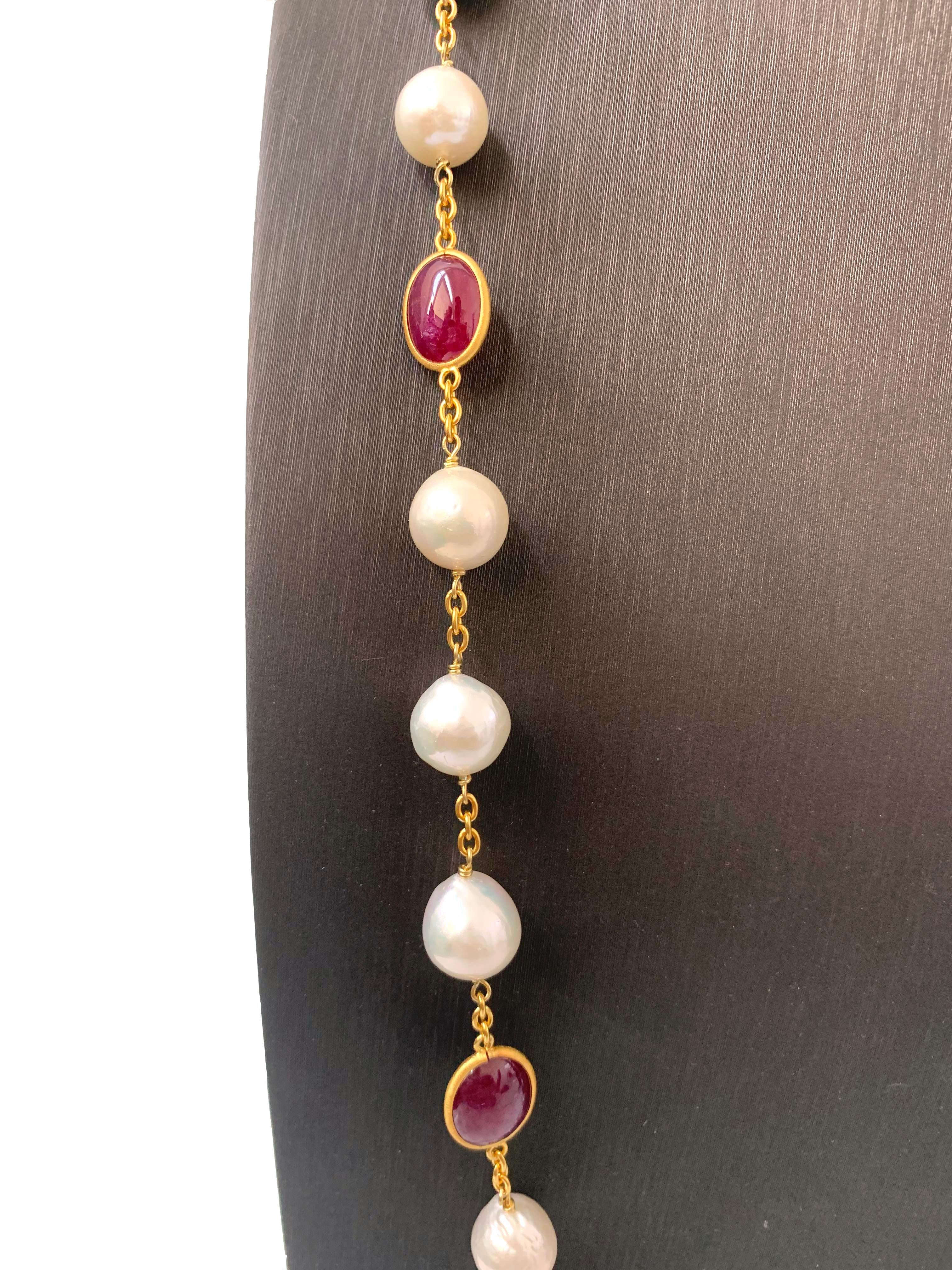 Collier satellite contemporain en rubis véritable et perles baroques de culture de 89 cm en vente 5