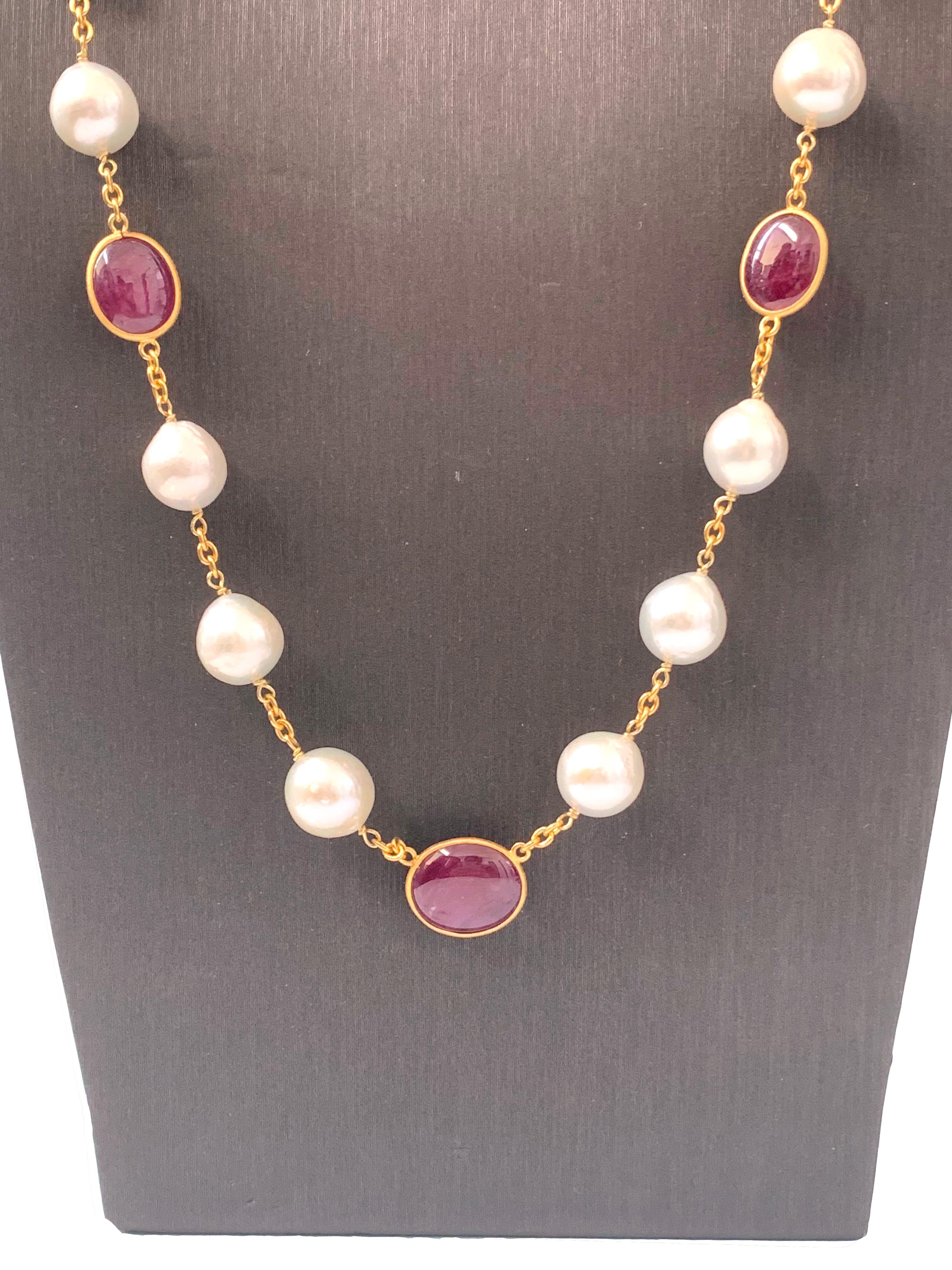 Collier satellite contemporain en rubis véritable et perles baroques de culture de 89 cm en vente 6