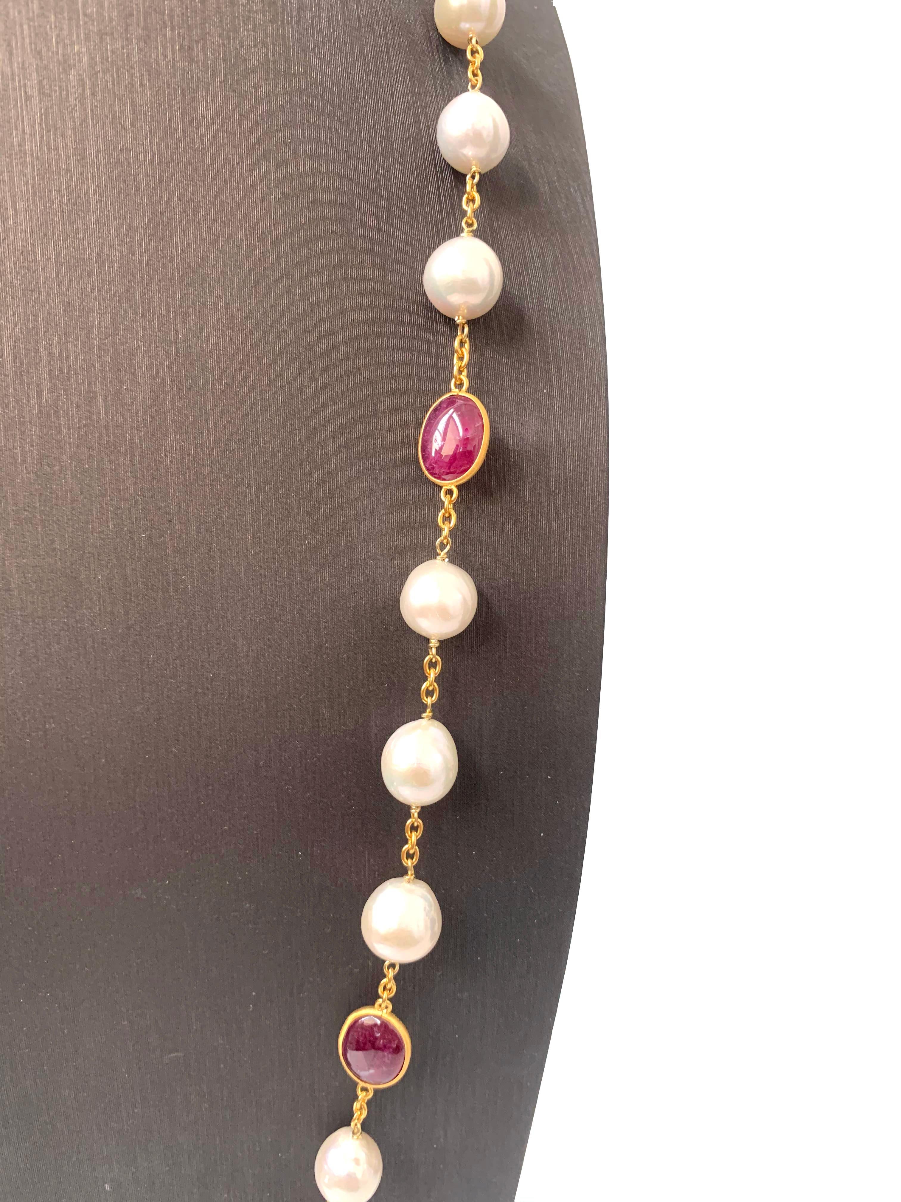 Collier satellite contemporain en rubis véritable et perles baroques de culture de 89 cm en vente 7
