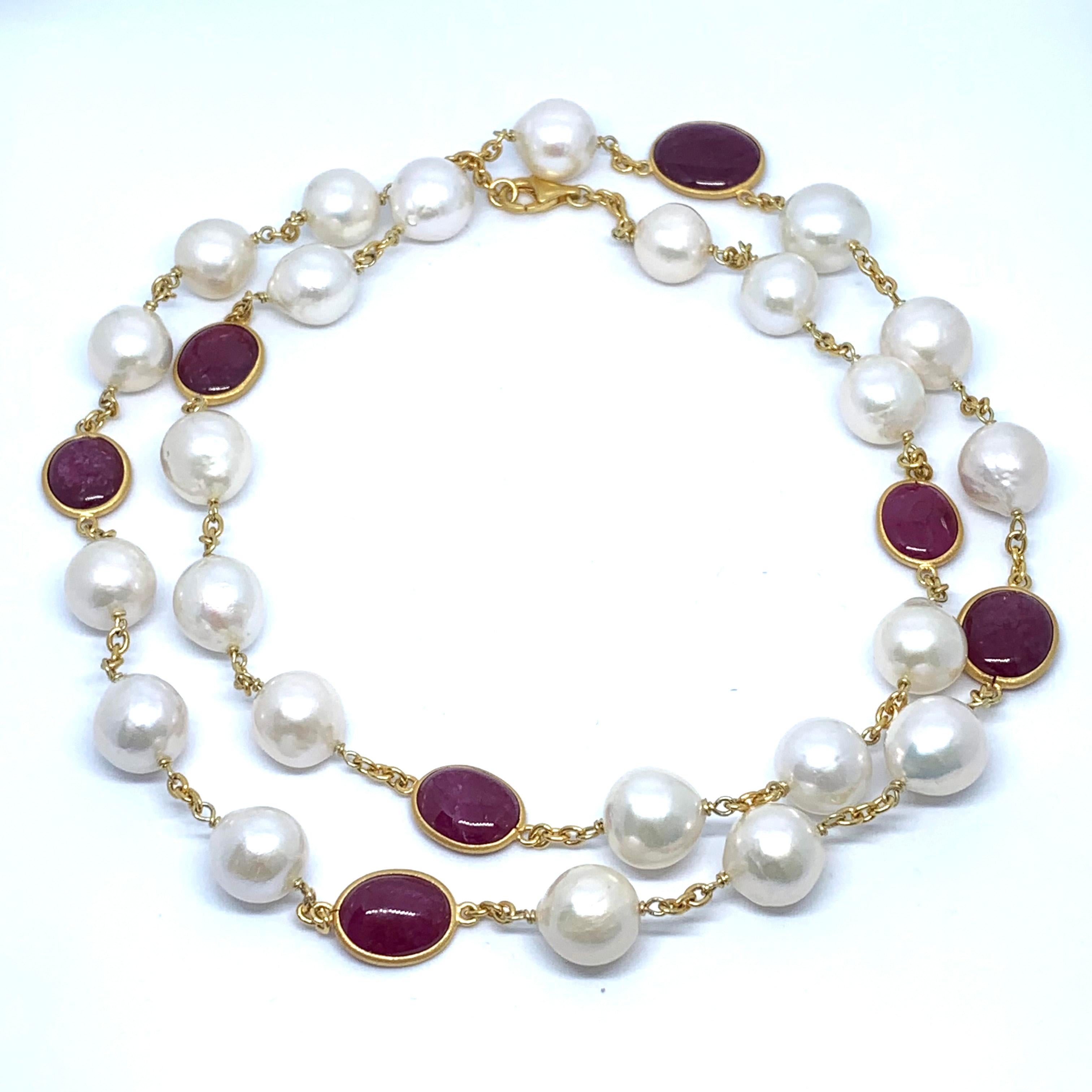 Contemporain Collier satellite contemporain en rubis véritable et perles baroques de culture de 89 cm en vente