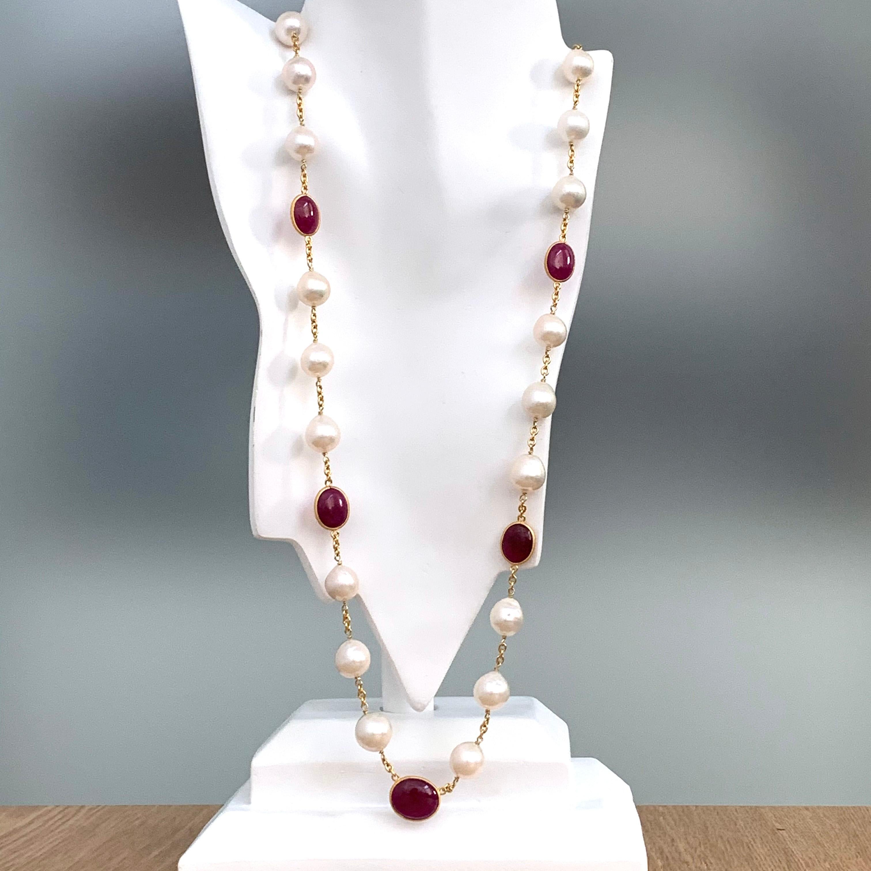 Taille ovale Collier satellite contemporain en rubis véritable et perles baroques de culture de 89 cm en vente