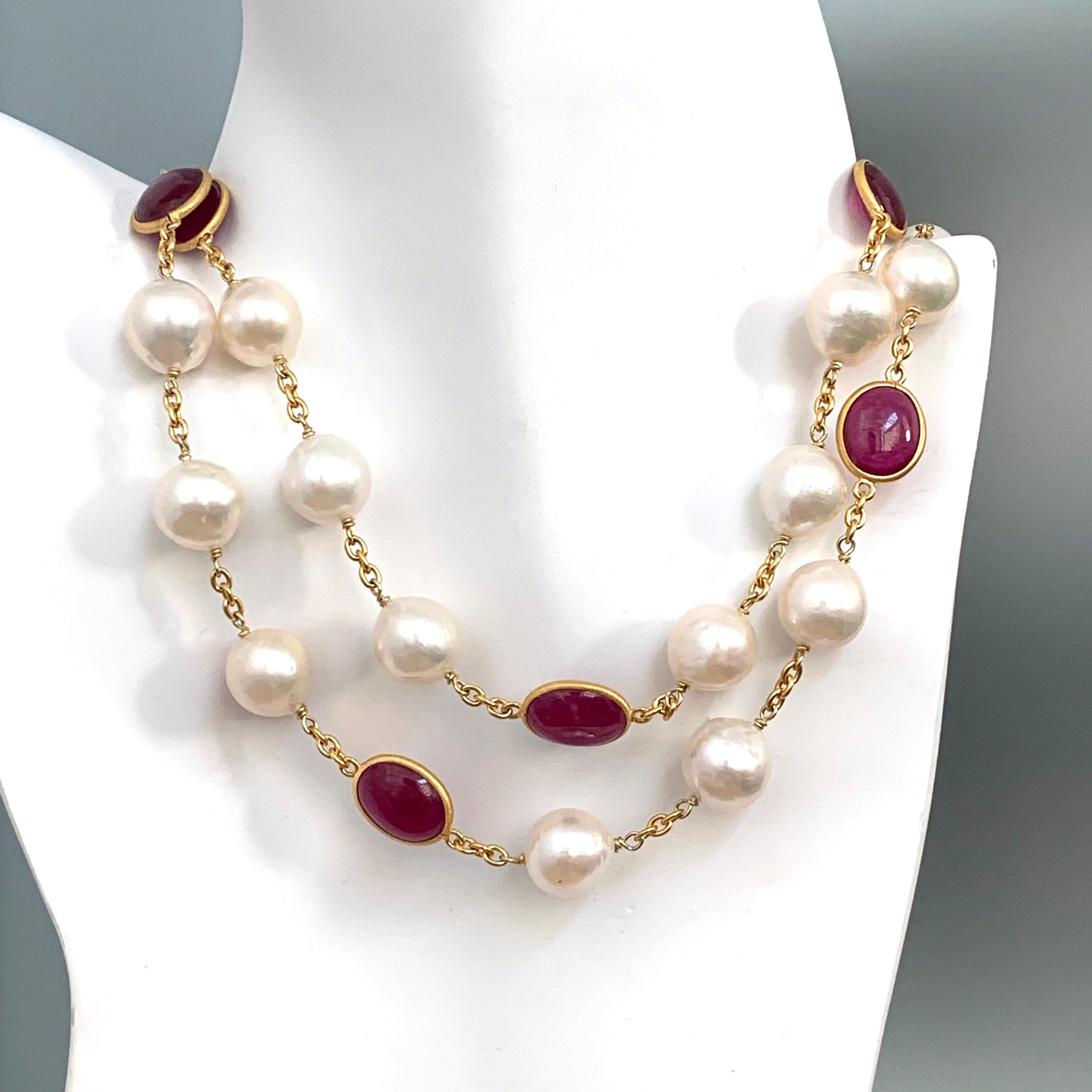 Collier satellite contemporain en rubis véritable et perles baroques de culture de 89 cm Pour femmes en vente