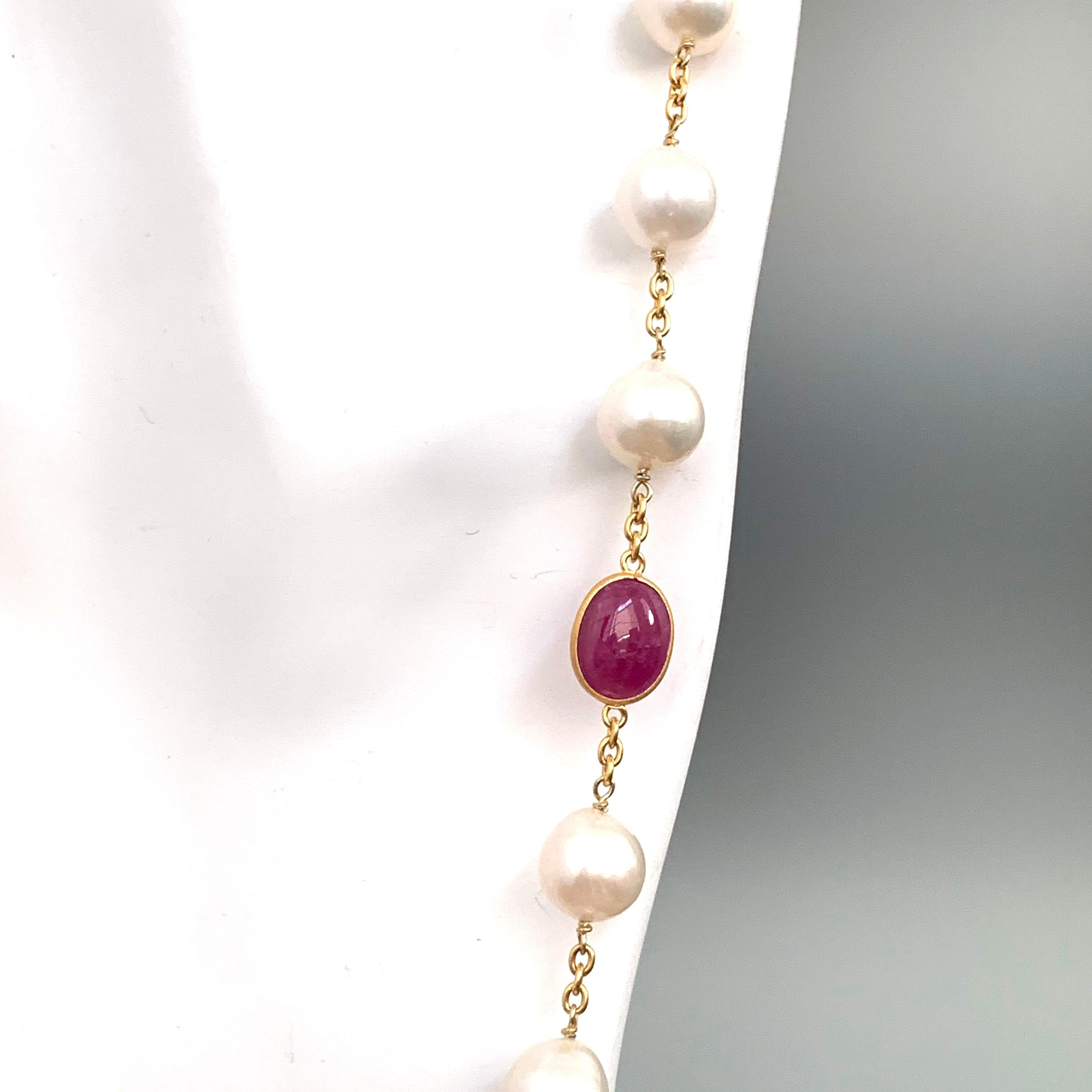 Collier satellite contemporain en rubis véritable et perles baroques de culture de 89 cm en vente 1