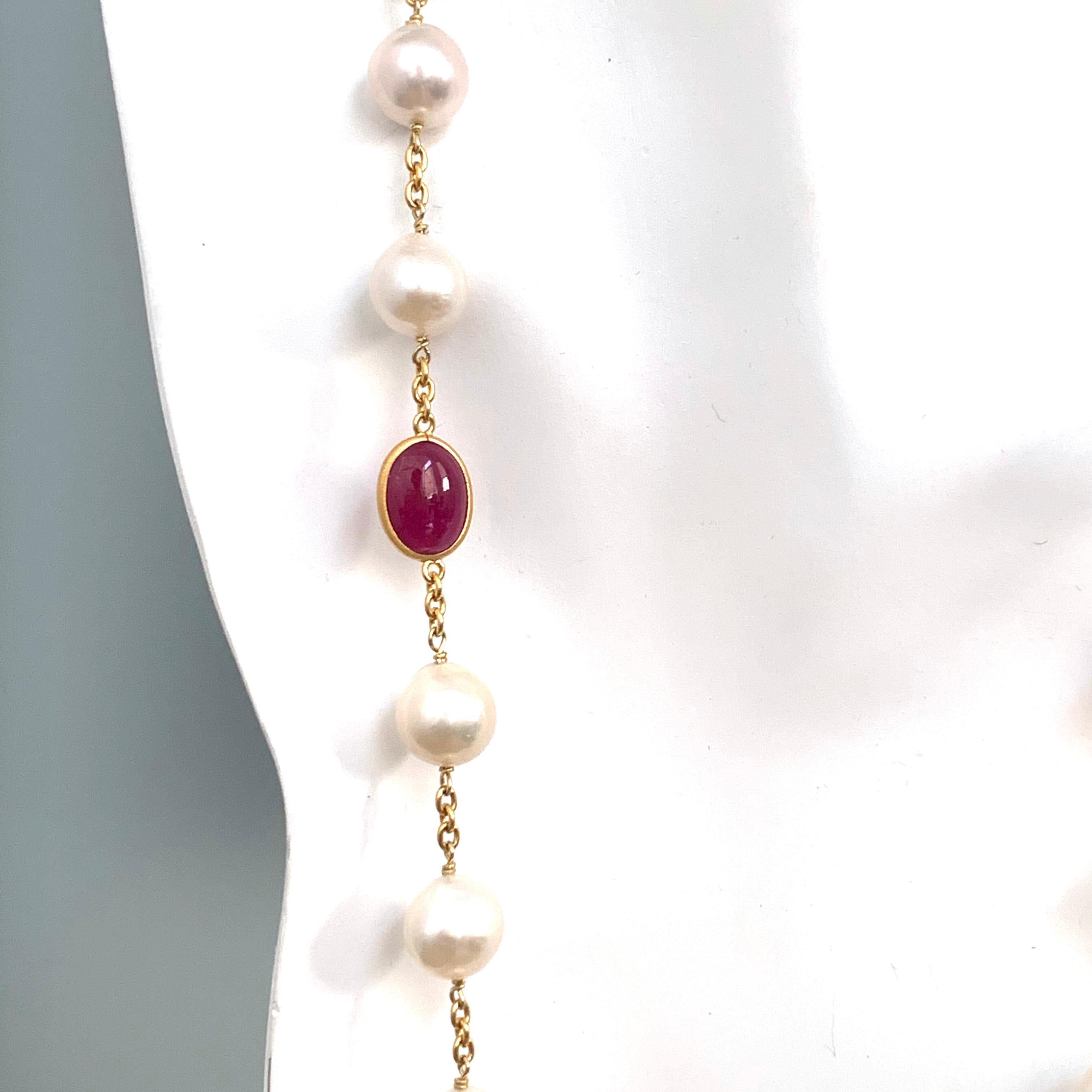 Collier satellite contemporain en rubis véritable et perles baroques de culture de 89 cm en vente 2
