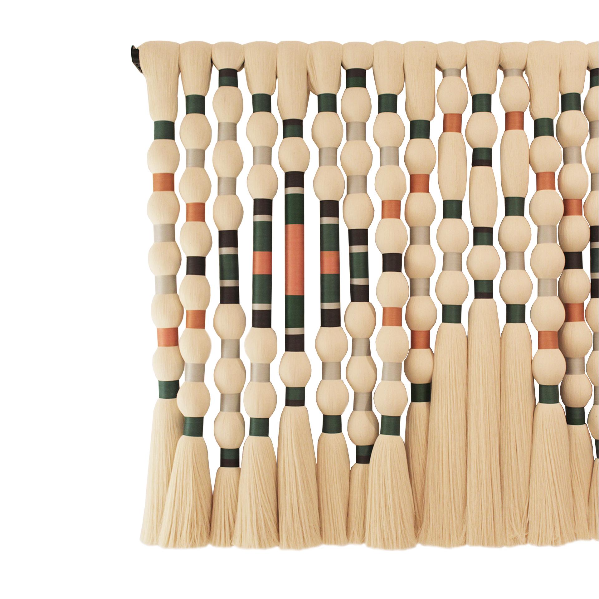 Scultura da parete di grande formato realizzata a mano con filo di cotone grezzo al 100% proveniente dalla pianta di agave. Ha dettagli in filo naturale tinto di blu. È una reinterpretazione dei motivi geometrici tradizionali delle culture indigene
