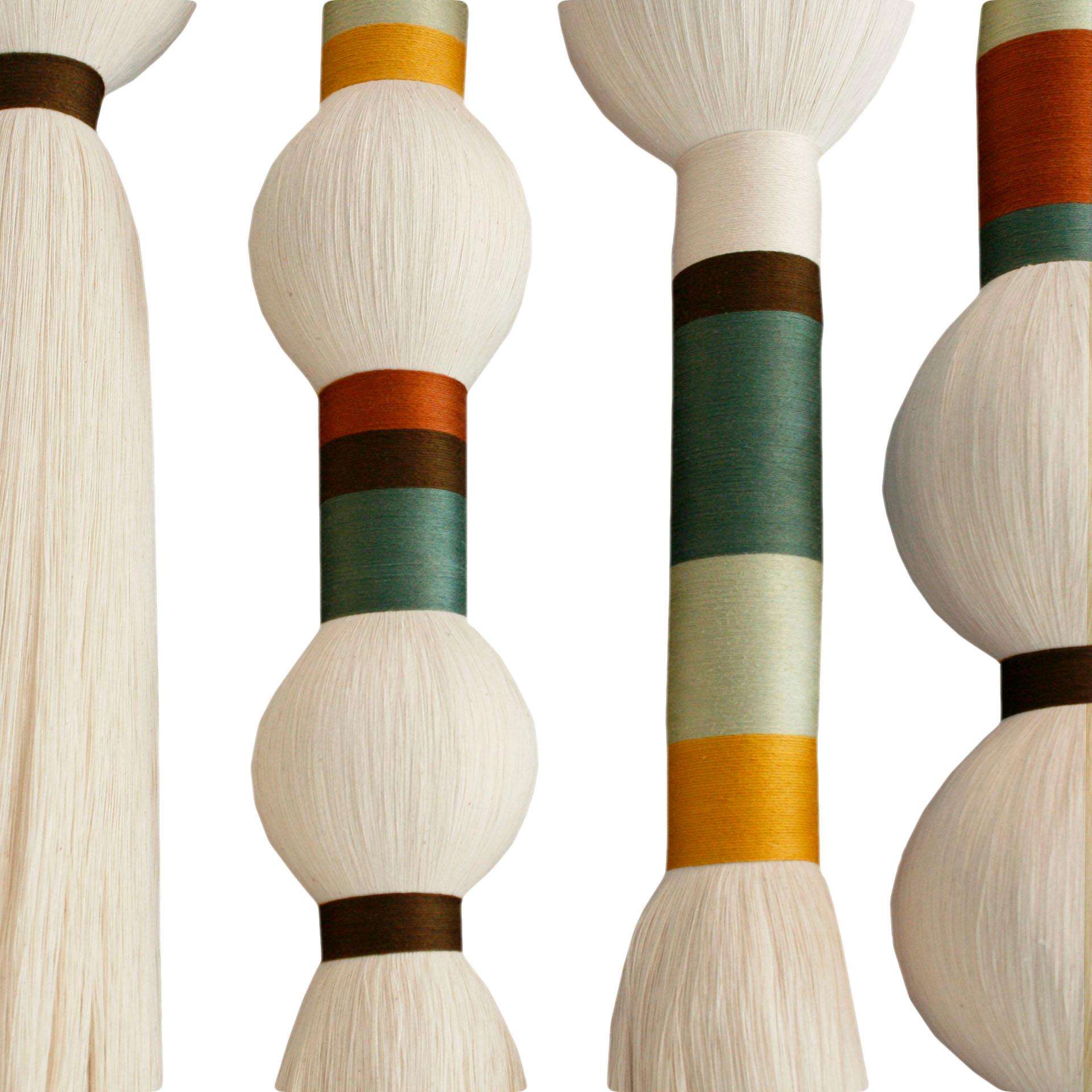 Moderne Contemporary Geometric Artisian Raw Cotton South American Sculpture/Tapestry (Sculpture/ Tapisserie contemporaine géométrique en coton brut) en vente