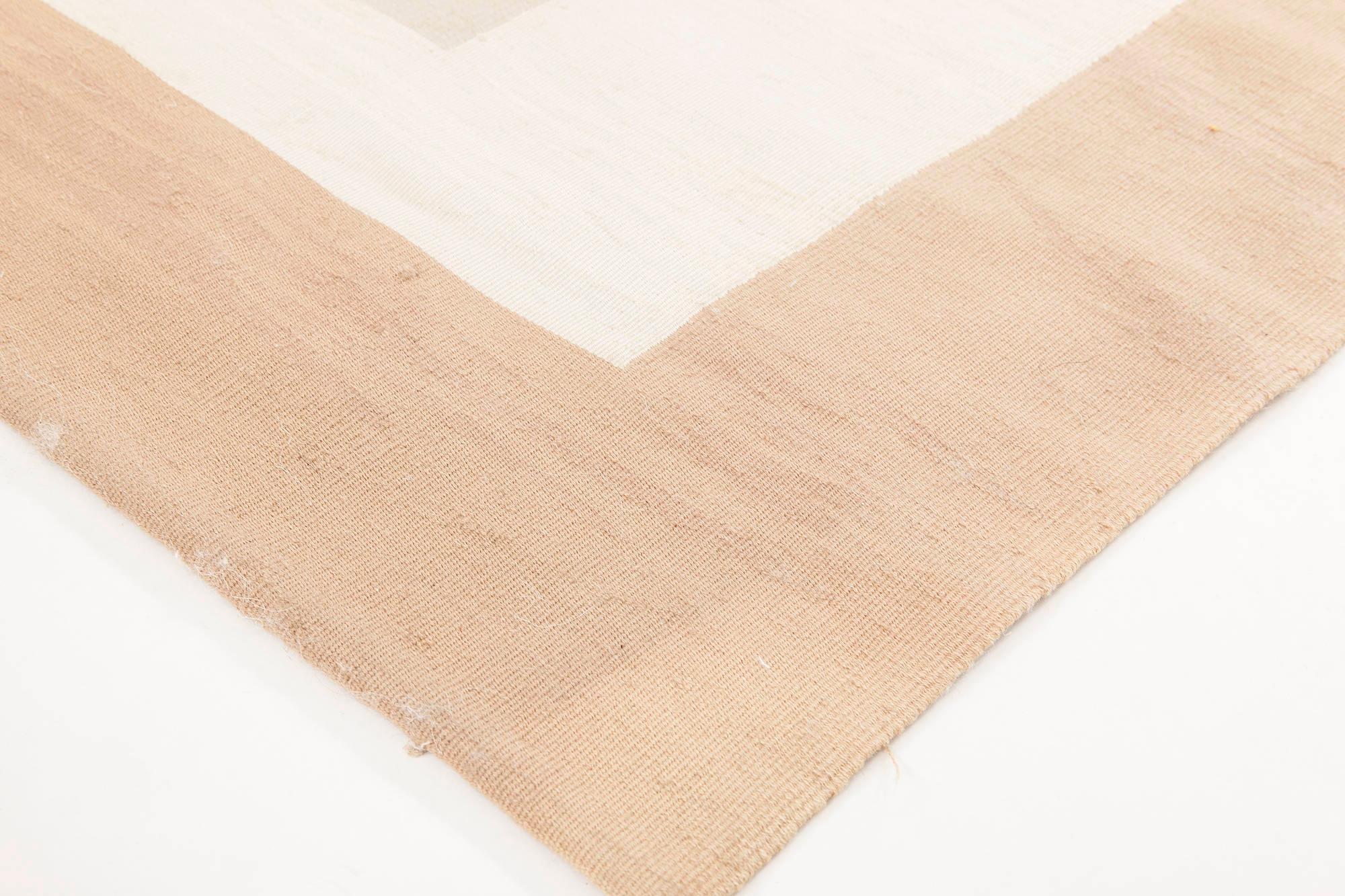 Annodato a mano Tappeto geometrico contemporaneo in lana a trama piatta beige e bianca di Doris White Blau in vendita