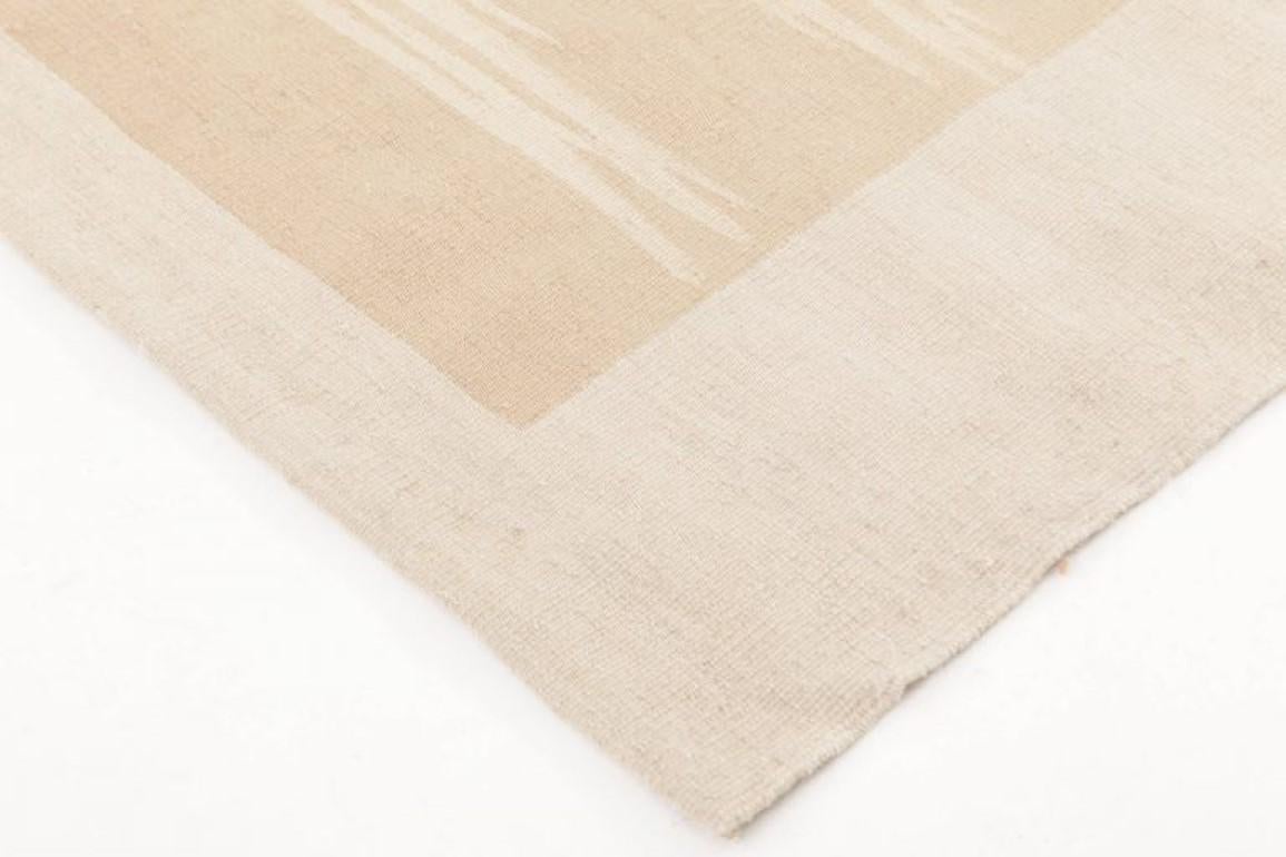 Tappeto geometrico contemporaneo in lana a trama piatta beige e bianca di Doris White Blau In condizioni Nuovo in vendita a New York, NY