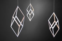 Ciondolo geometrico contemporaneo a luce bianca o nera, ORP di Christopher Boots