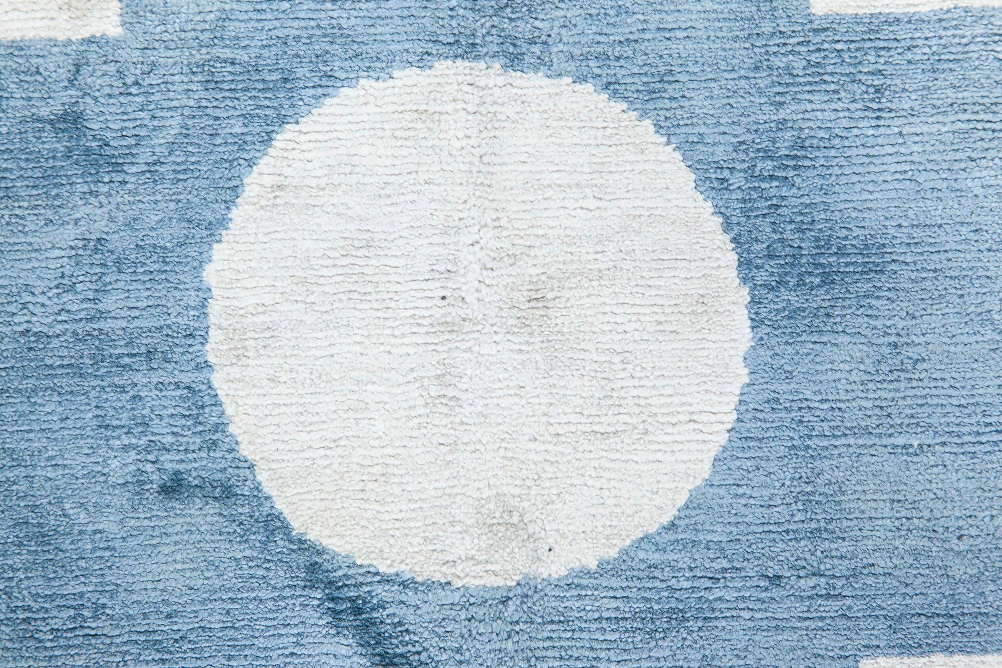 Zeitgenössischer geometrischer blauer und weißer handgeknüpfter Seidenteppich von Doris Leslie Blau.
Größe: 6'0