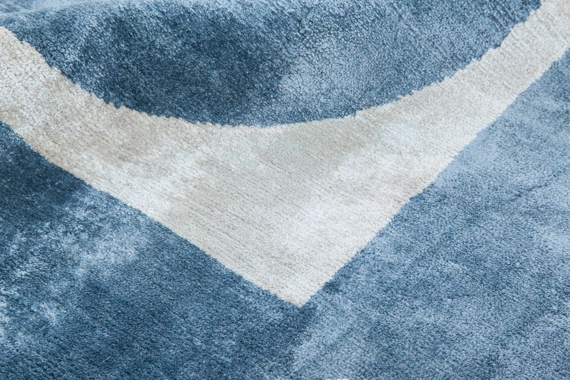 Moderne Tapis contemporain géométrique en soie bleu et blanc fait à la main par Doris Leslie Blau en vente