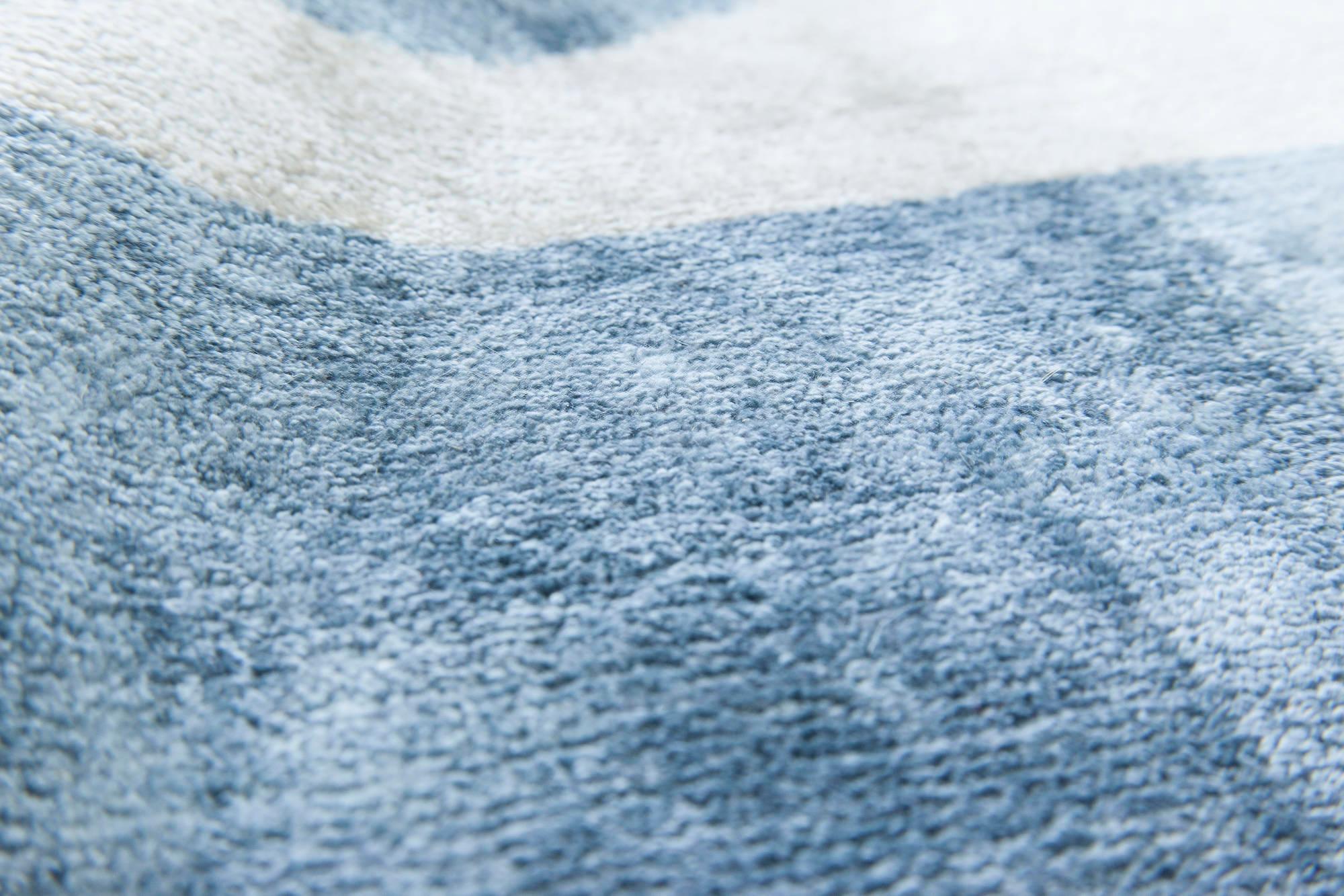 Népalais Tapis contemporain géométrique en soie bleu et blanc fait à la main par Doris Leslie Blau en vente
