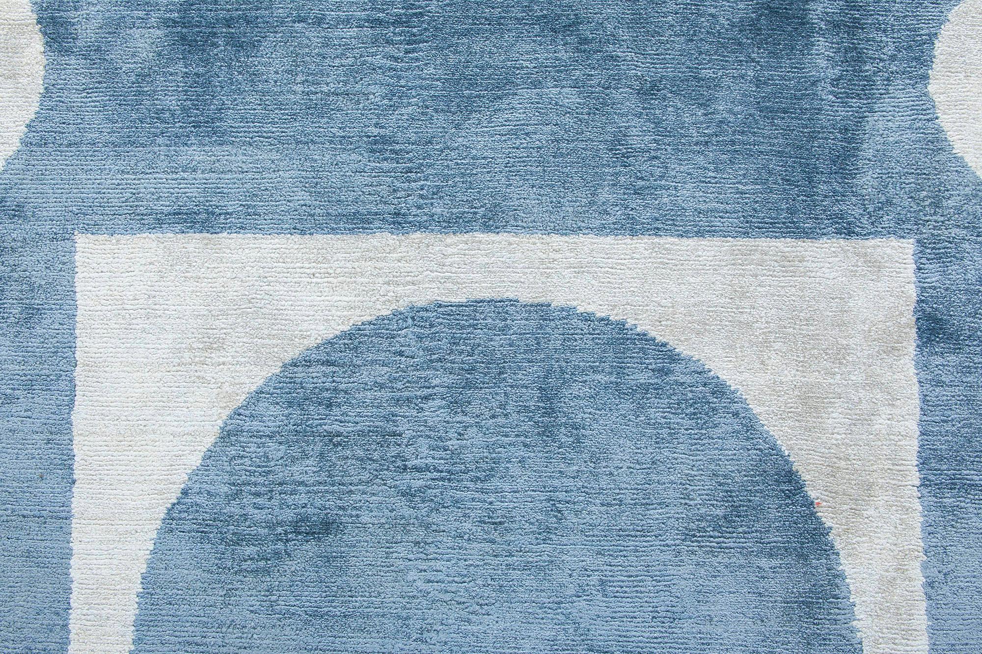 Noué à la main Tapis contemporain géométrique en soie bleu et blanc fait à la main par Doris Leslie Blau en vente