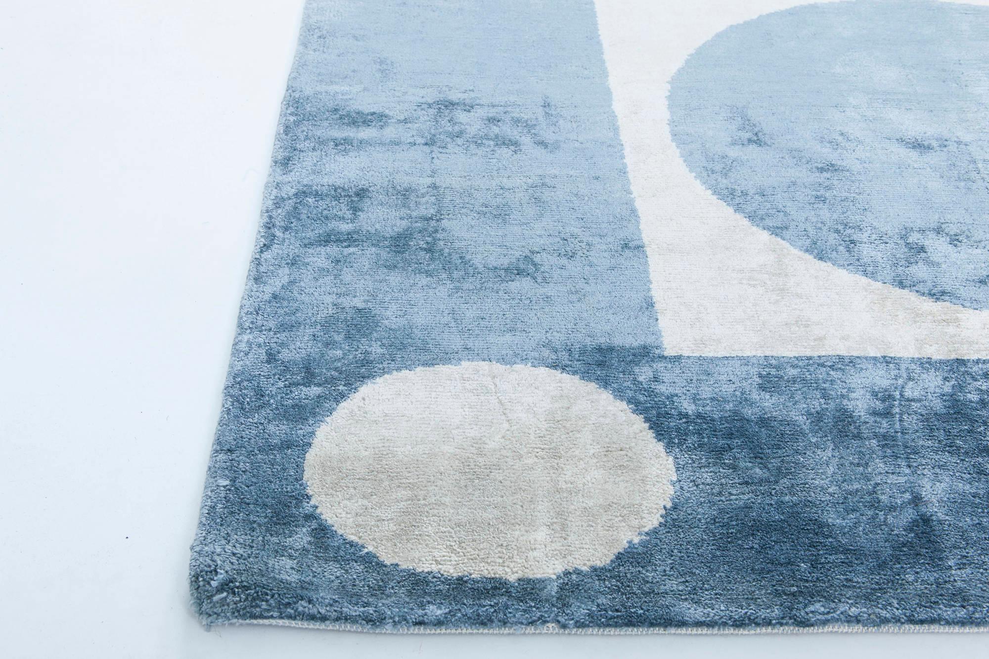 Tapis contemporain géométrique en soie bleu et blanc fait à la main par Doris Leslie Blau Neuf - En vente à New York, NY