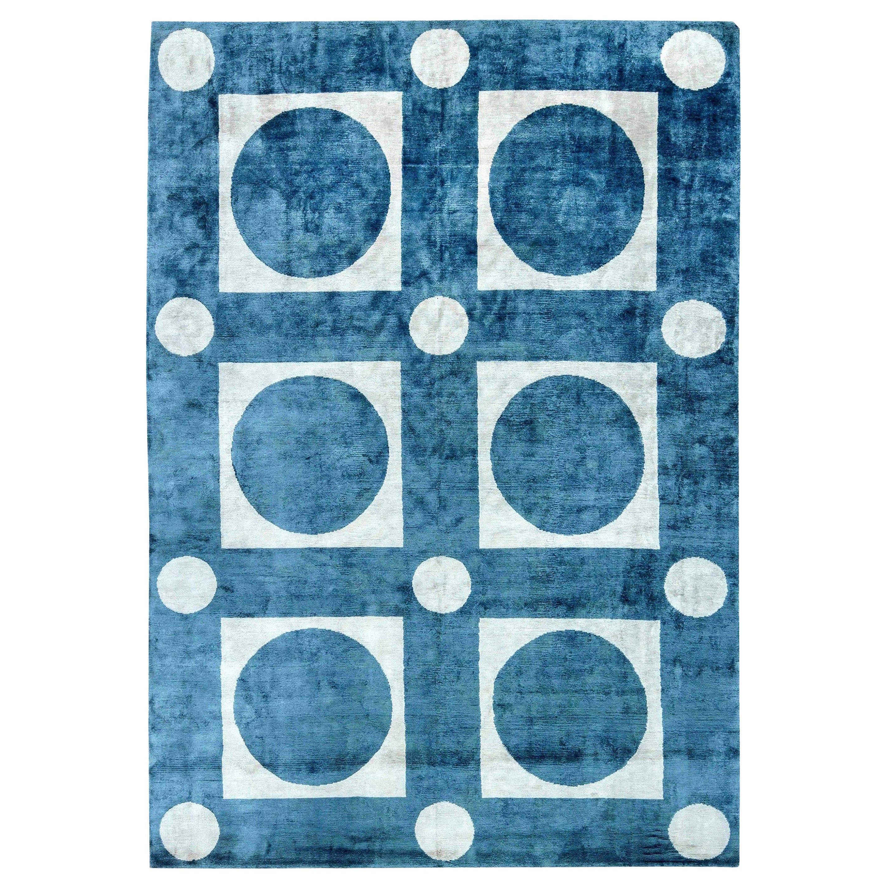 Zeitgenössischer geometrischer blauer und weißer handgefertigter Seidenteppich von Doris Leslie Blau