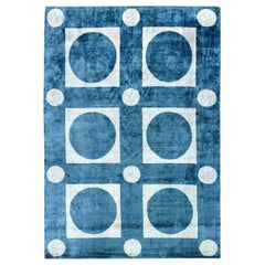 Zeitgenössischer geometrischer blauer und weißer handgefertigter Seidenteppich von Doris Leslie Blau