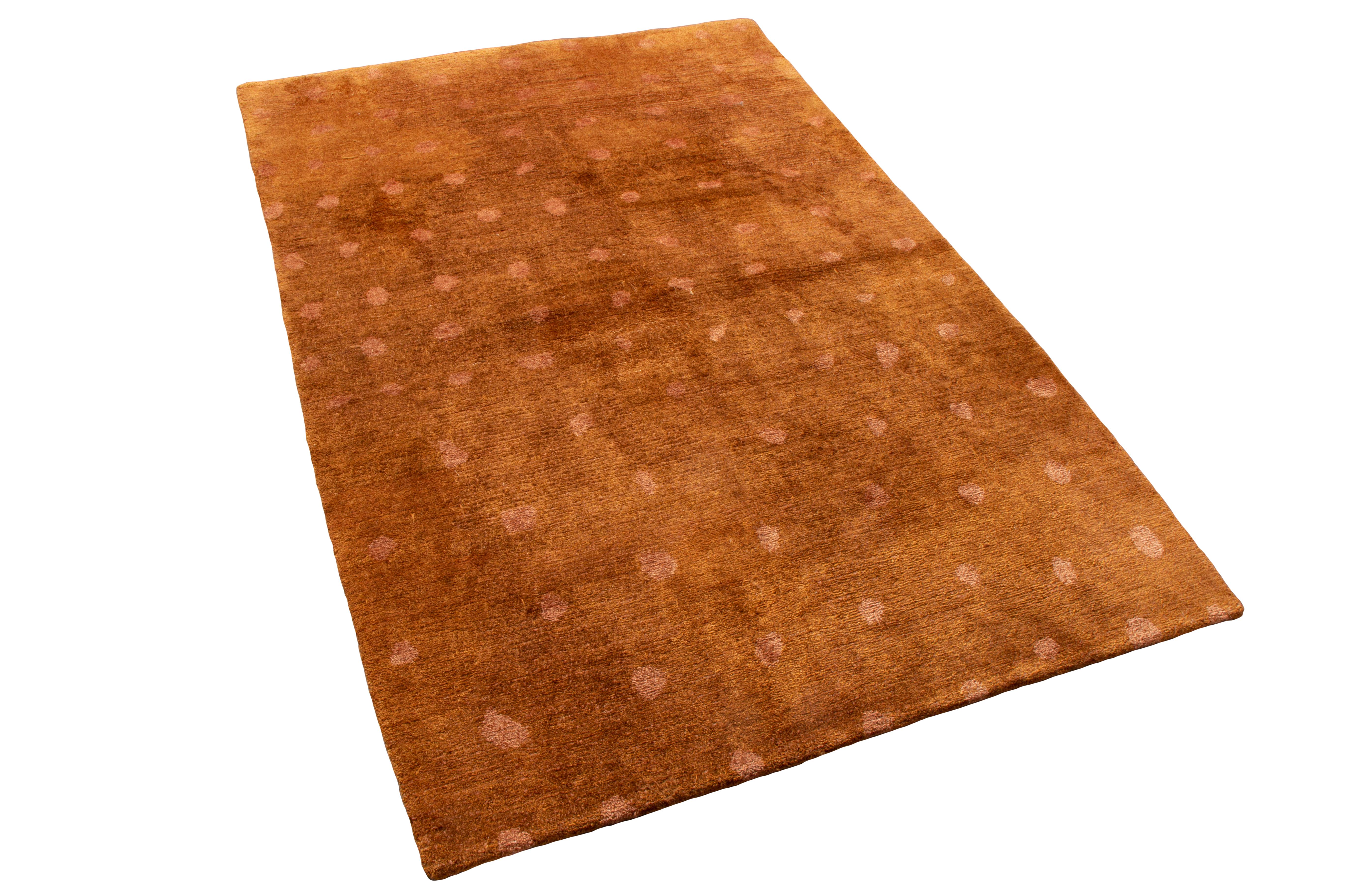 Ce tapis géométrique contemporain de Rug & Kilim provient du Népal, connu historiquement comme une plaque tournante d'ateliers antiques et contemporains populaires. Le motif à champ continu utilise des rangées de points rose-brun dans le champ brun