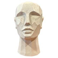 Scultura geometrica contemporanea di un busto in composito bianco opaco, in stile cubista sfaccettato