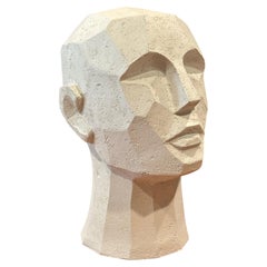 Scultura geometrica contemporanea di un busto in composito bianco opaco, in stile cubista sfaccettato