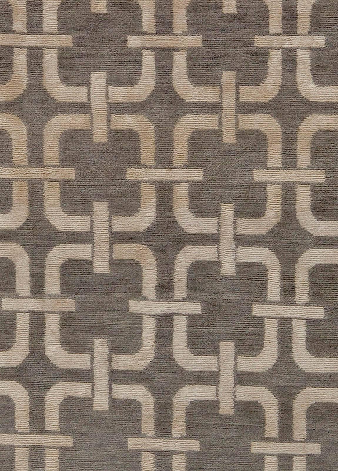 Zeitgenössischer Teppich mit geometrischem Design in Grau und Beige von Doris Leslie Blau.
Größe: 6'0