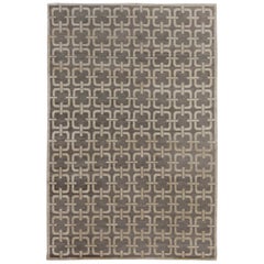 Tapis contemporain à motifs géométriques gris et beige par Doris Leslie Blau