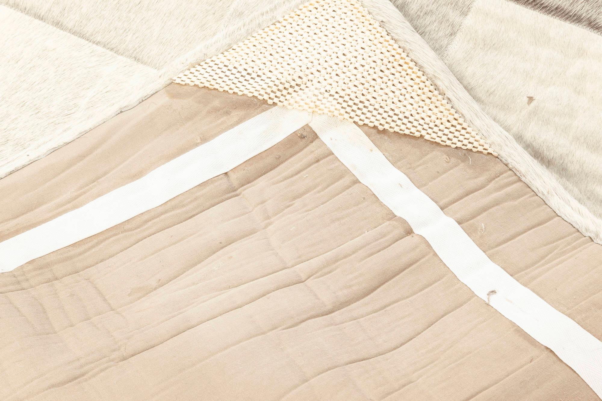 Peau d'animal Tapis de couloir contemporain géométrique en cuir gris poils sur peau de Doris Leslie Blau en vente