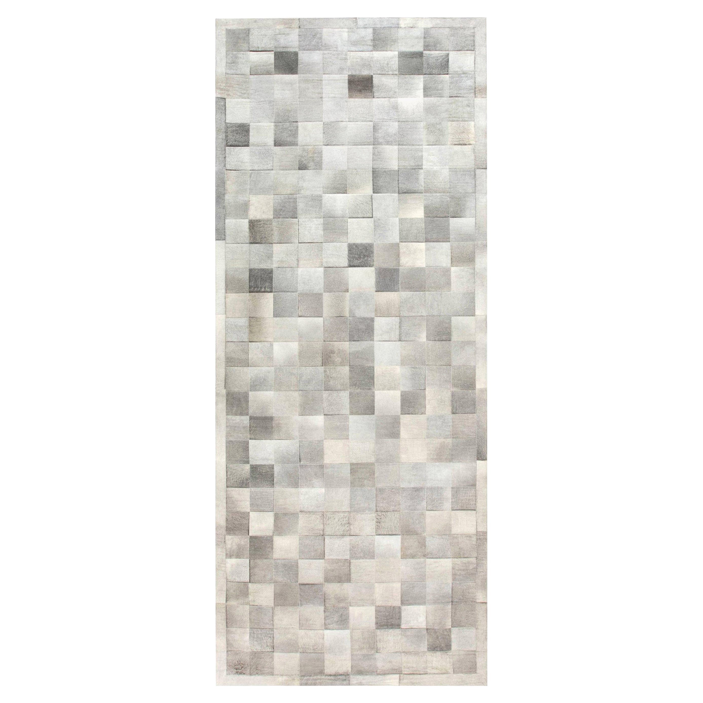 Pelo geométrico contemporáneo sobre alfombra de piel gris de Doris Leslie Blau