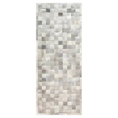 Runner geometrico contemporaneo in pelle grigia Hair on Hide di Doris Leslie Blau