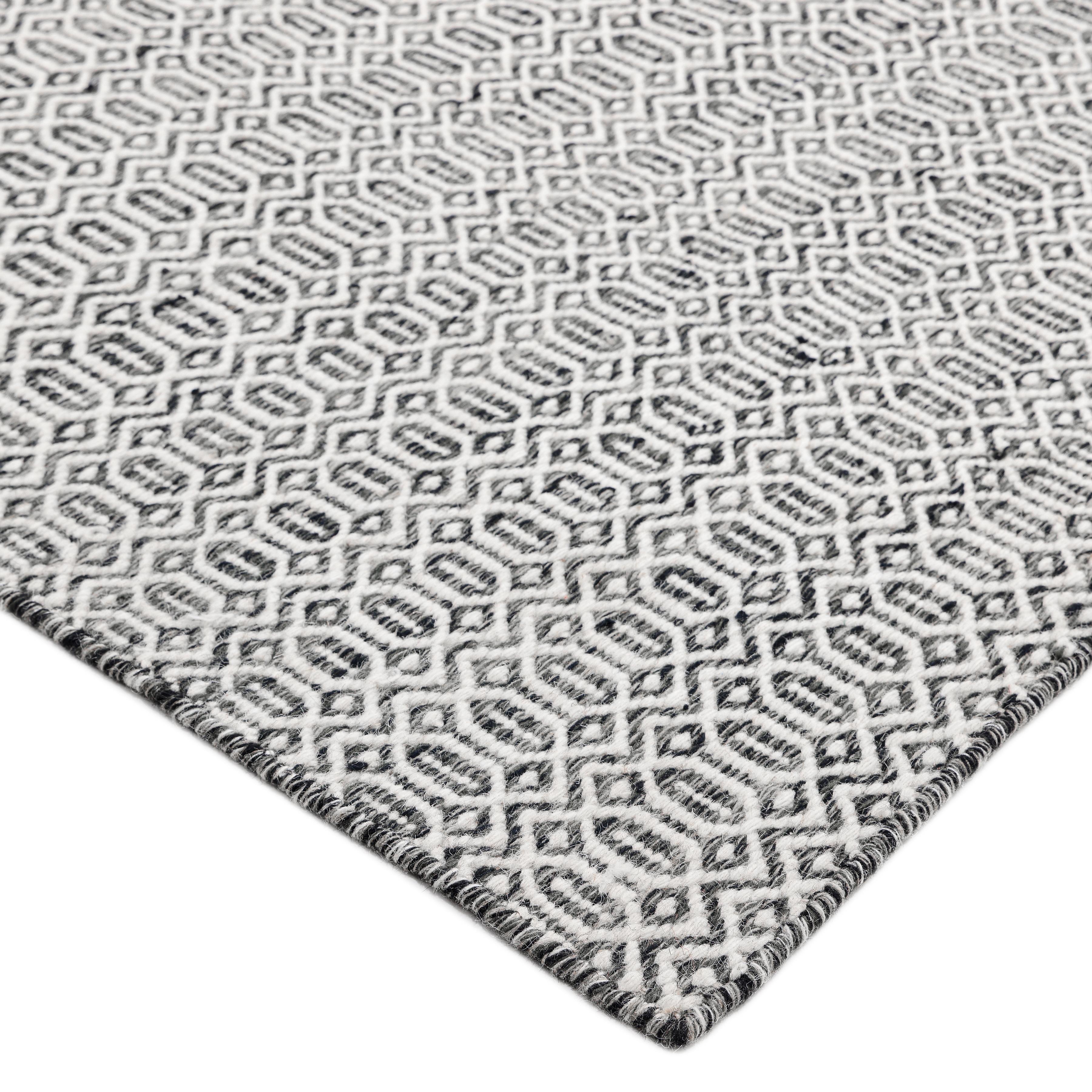 Langlebige und pflegeleichte Flachgewebeteppiche sind besonders beliebt in stark frequentierten ROOMS und in Haushalten mit Kindern und Haustieren. Die handgewebten Teppiche der Flatweave Collection'S sind nicht nur schön, sondern auch praktisch.