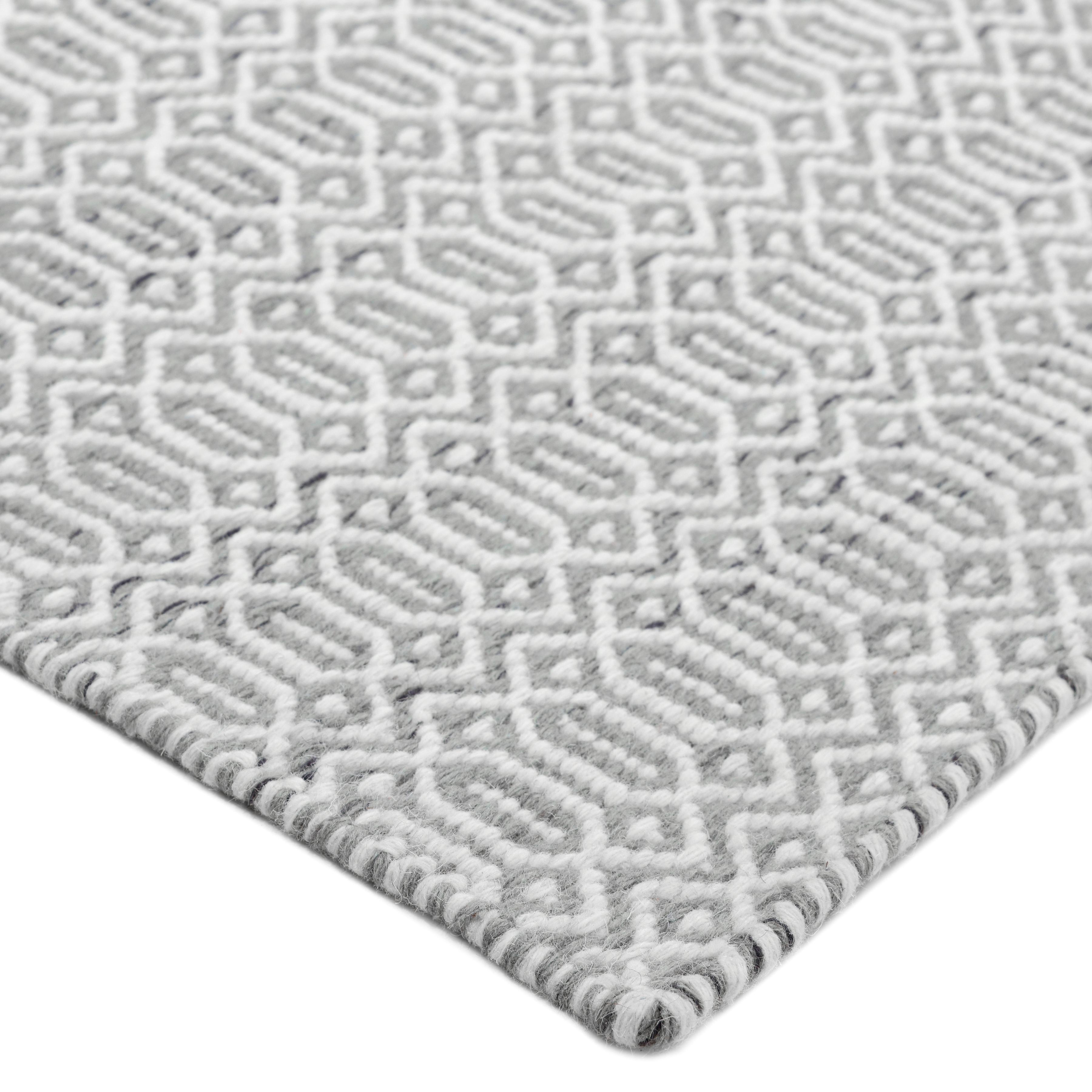 Langlebige und pflegeleichte Flachgewebeteppiche sind besonders beliebt in stark frequentierten ROOMS und in Haushalten mit Kindern und Haustieren. Die handgewebten Teppiche der Flatweave Collection'S sind nicht nur schön, sondern auch praktisch.
