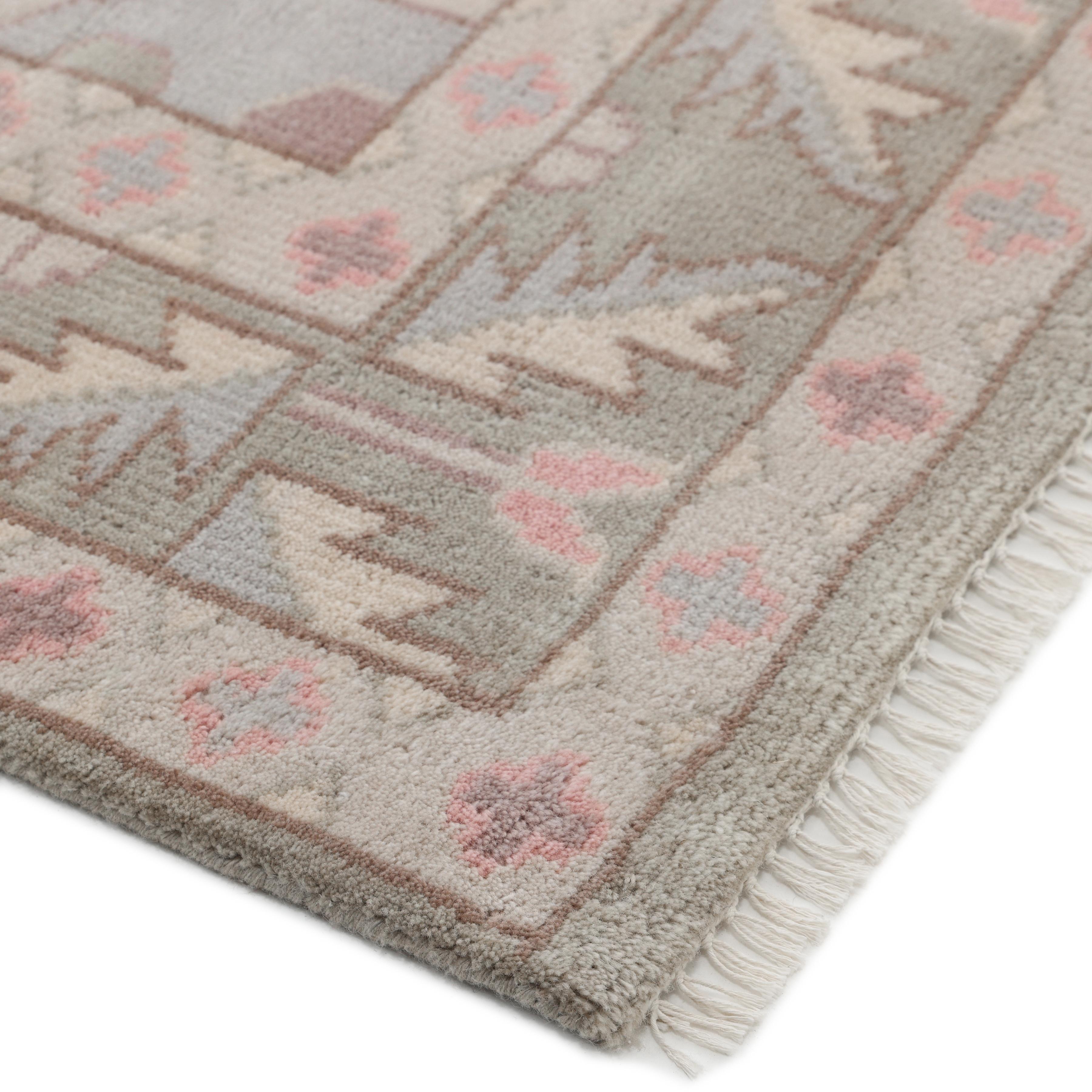 Die Transitional Collection überbrückt die Kluft zwischen Tradition und Moderne und bietet Teppiche, die für Vielseitigkeit stehen. Sie enthalten sowohl altehrwürdige Motive als auch, dank 100% natürlicher botanischer Farbstoffe, moderne Farben.
