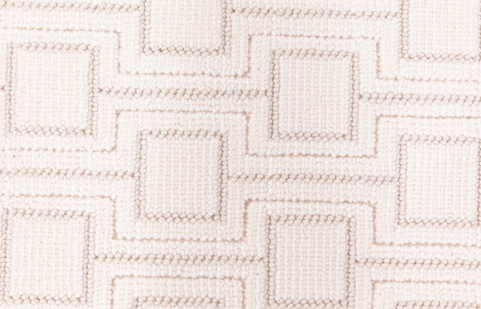 Moderne Tapis de course contemporain géométrique beige touffeté à la main par Doris Leslie Blau en vente