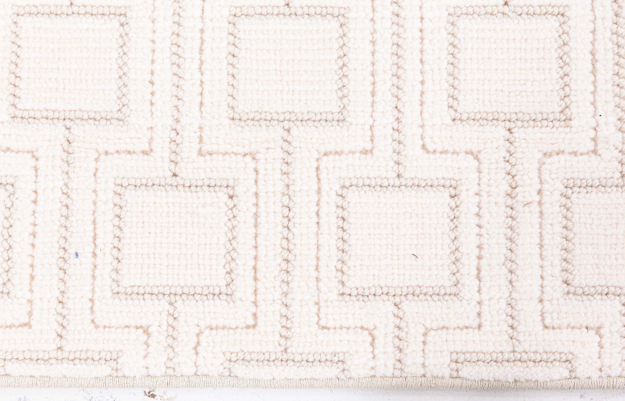 Indien Tapis de course contemporain géométrique beige touffeté à la main par Doris Leslie Blau en vente