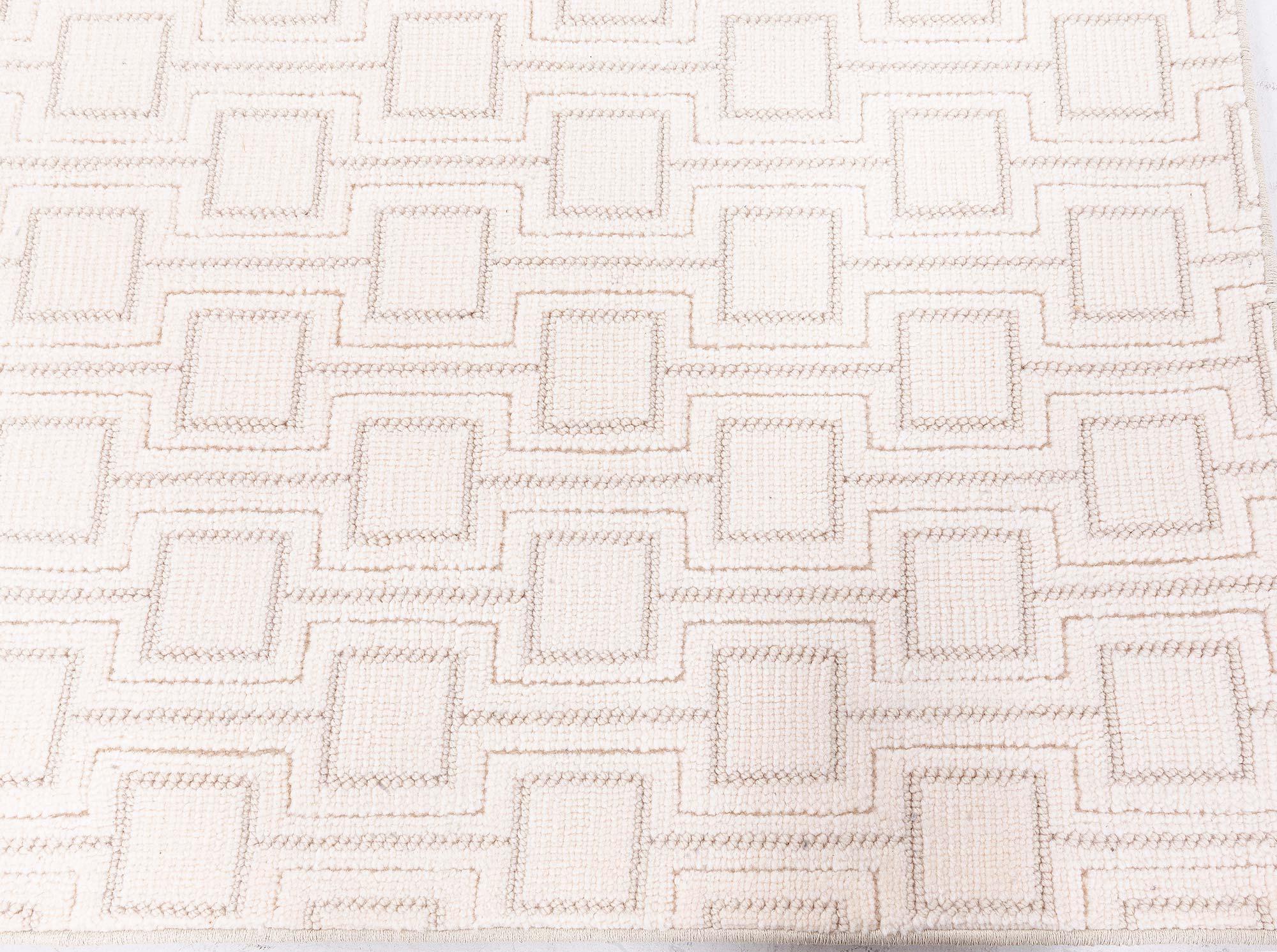 Tapis de course contemporain géométrique beige touffeté à la main par Doris Leslie Blau Neuf - En vente à New York, NY