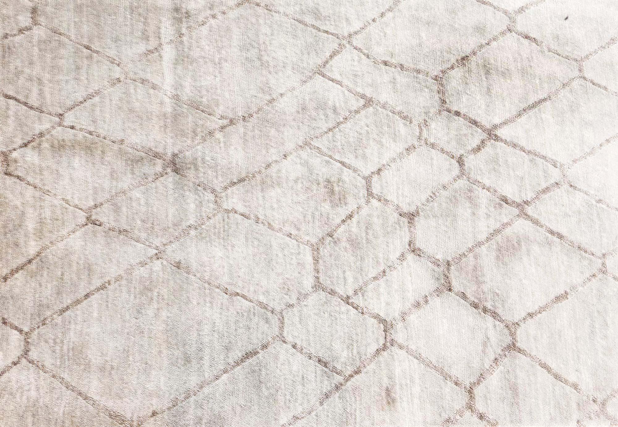 Tappeto geometrico contemporaneo in seta fatto a mano da Doris Leslie Blau.
Dimensioni: 5'3