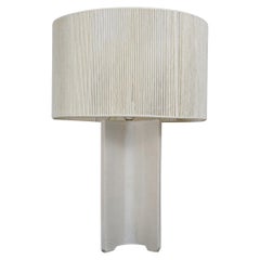 Lampada da tavolo geometrica contemporanea fatta a mano in ceramica bianca, minimalismo