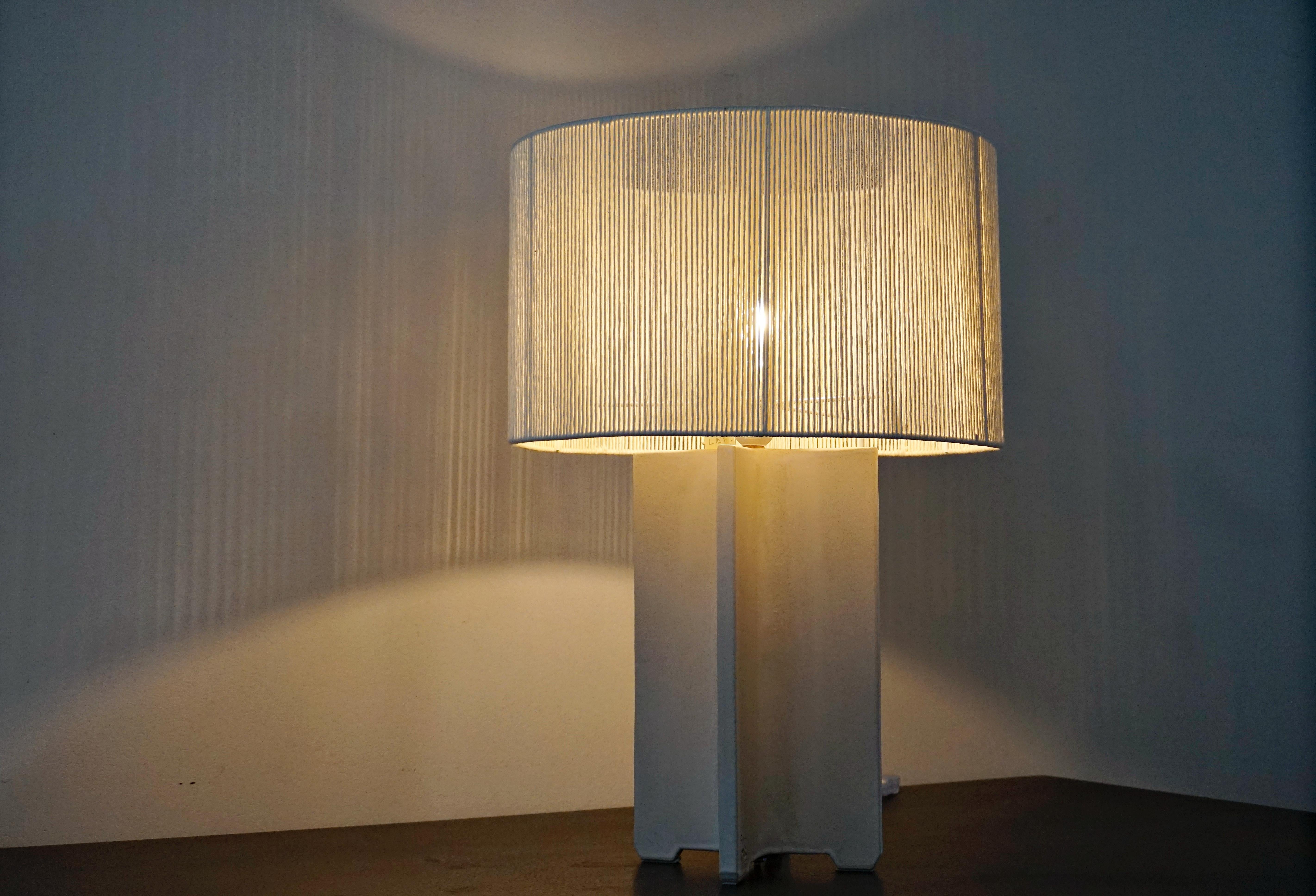 Moderne Lampe de bureau géométrique contemporaine faite à la main en céramique blanche, minimaliste en vente