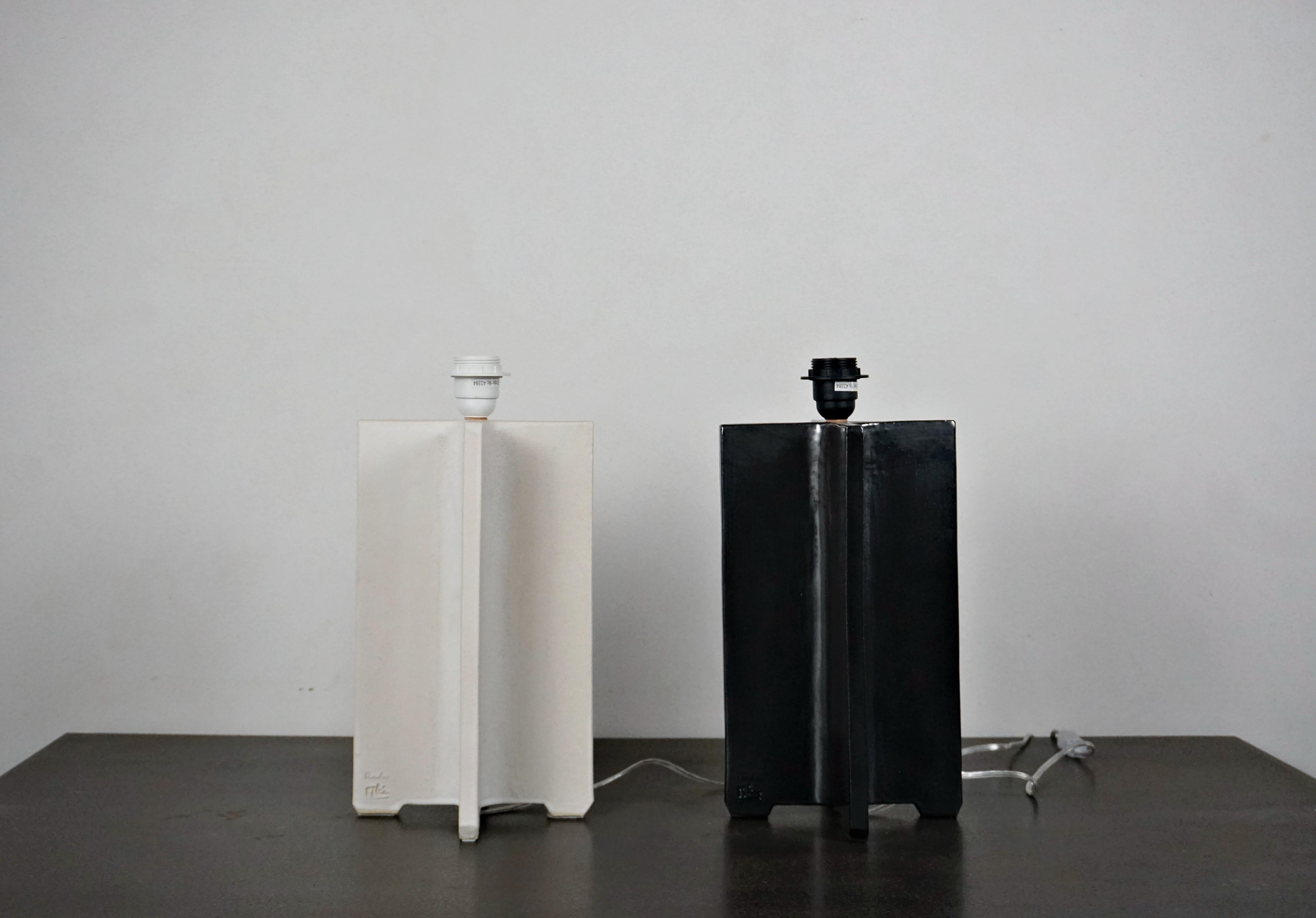 Zeitgenössische geometrische handgefertigte Tisch-Beistelllampe aus weißer Keramik, minimalistisch (Spanisch) im Angebot