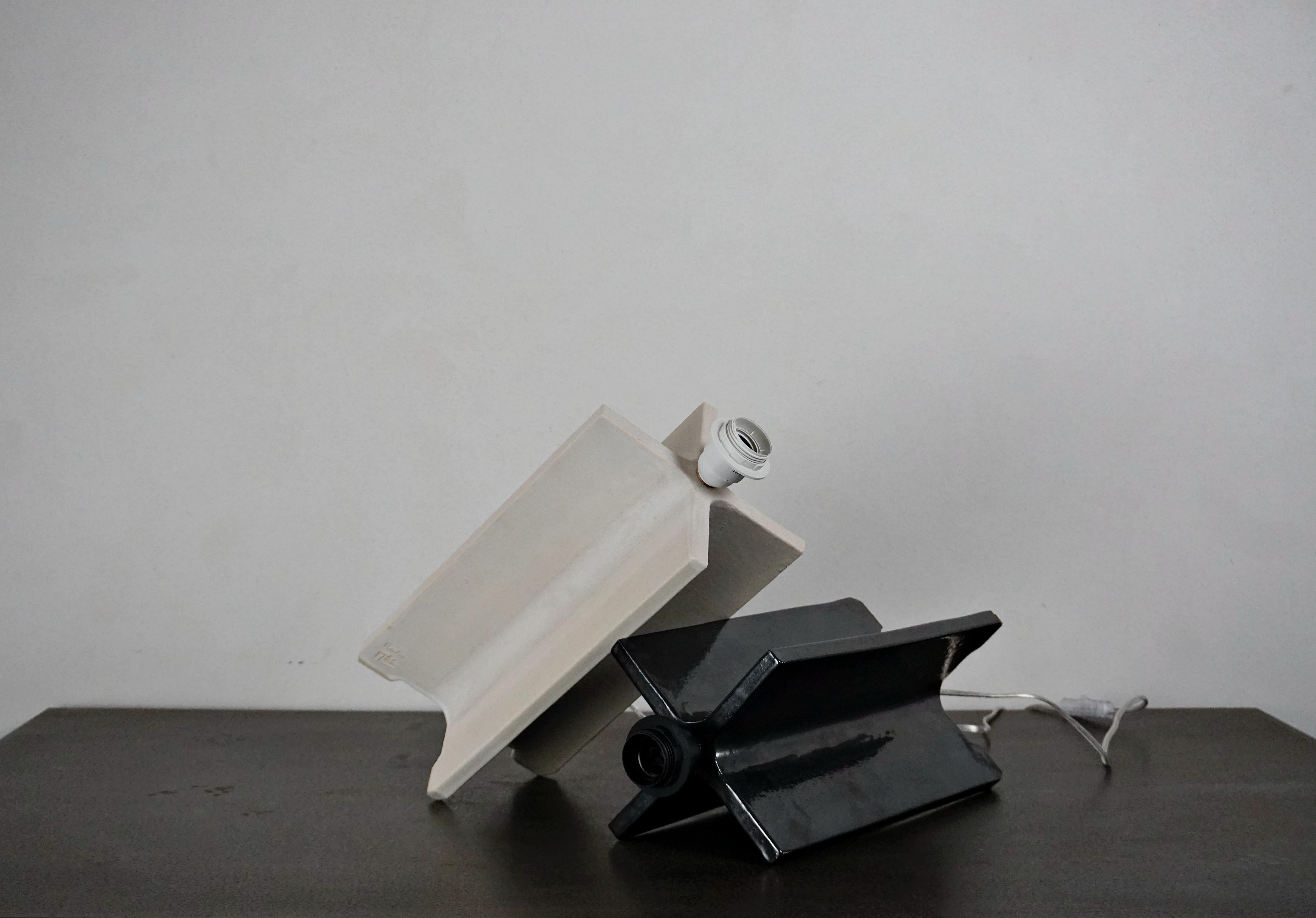 Vernissé Lampe de bureau géométrique contemporaine faite à la main en céramique blanche, minimaliste en vente