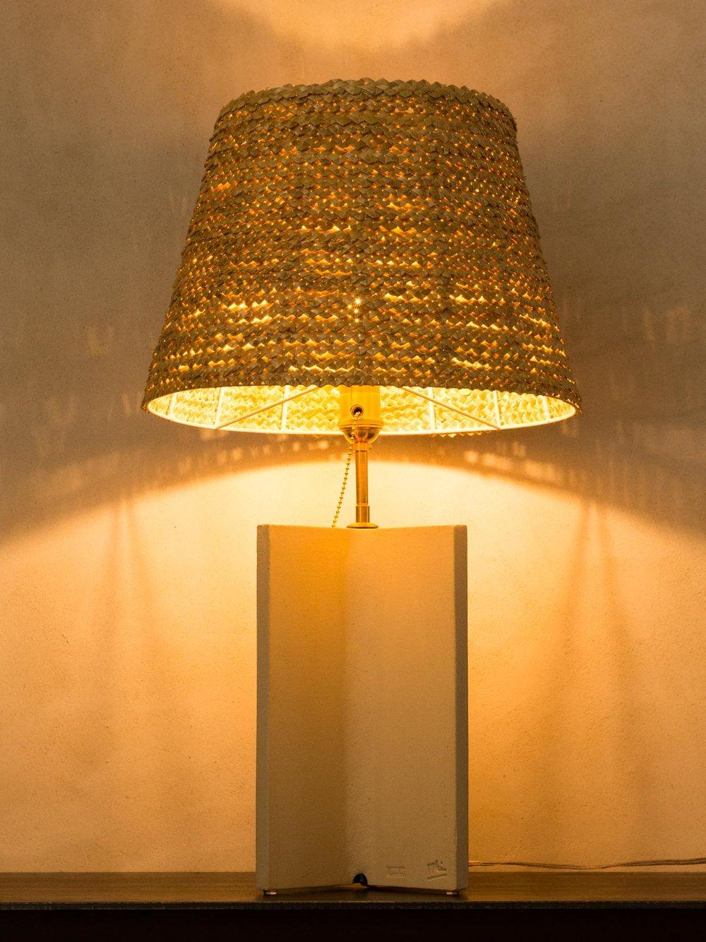 Lampada da tavolo geometrica contemporanea fatta a mano in ceramica bianca, post-minimalista in vendita 2