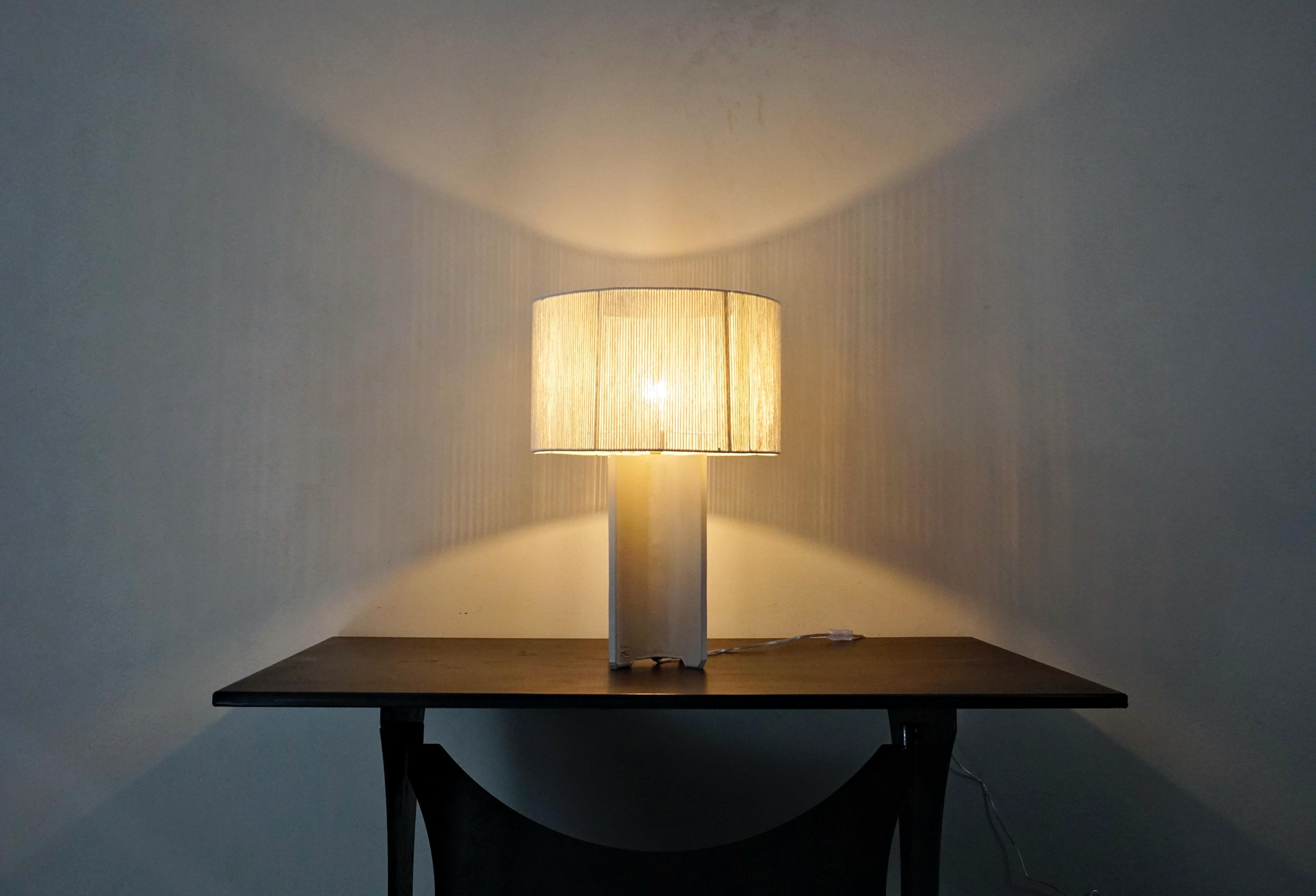 Lampada da tavolo geometrica contemporanea fatta a mano in ceramica bianca, post-minimalista In condizioni Nuovo in vendita a Carballo, ES