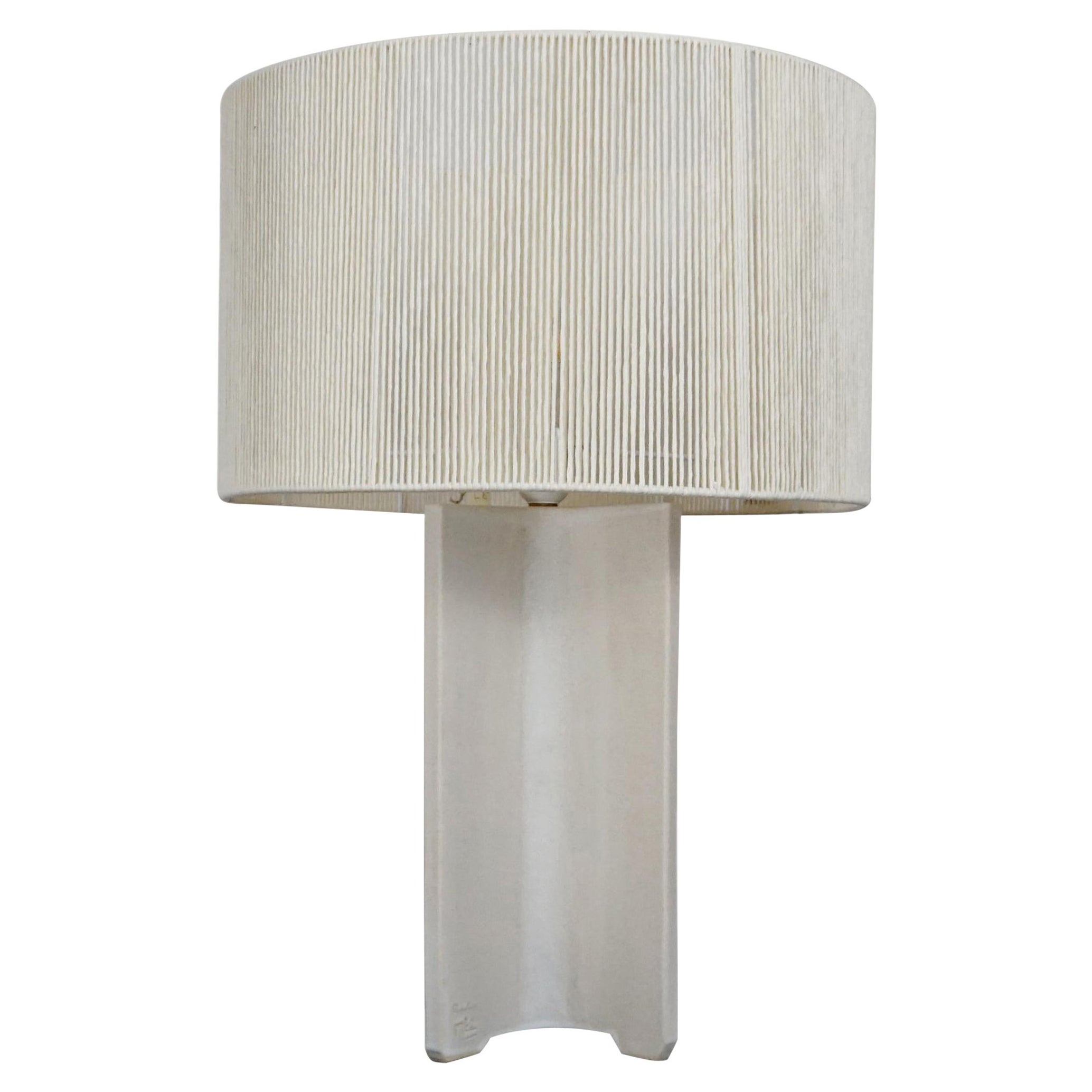 Lampada da tavolo geometrica contemporanea fatta a mano in ceramica bianca, post-minimalista in vendita